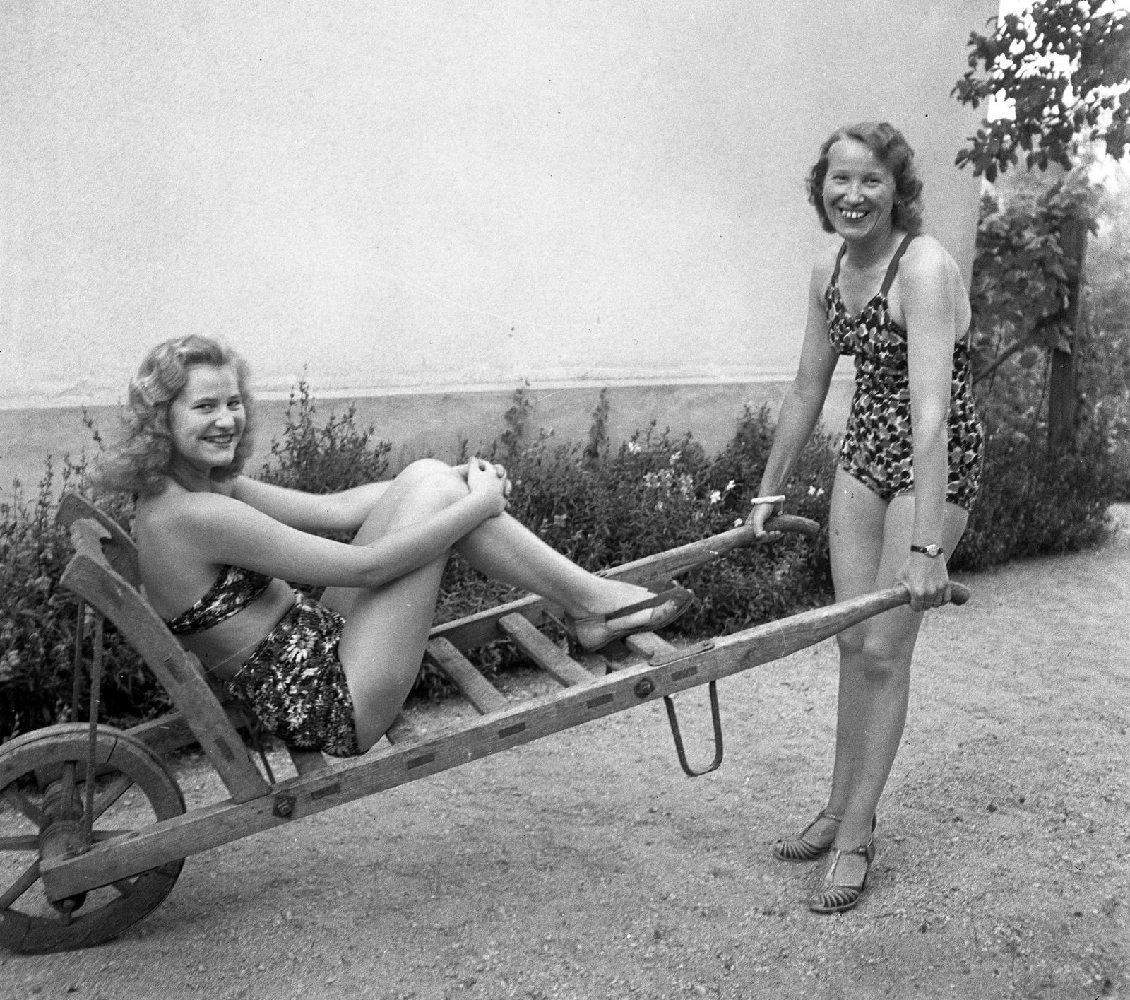 1940, Magyar Bálint, bathing suit, genre painting, cart, Fortepan #55880