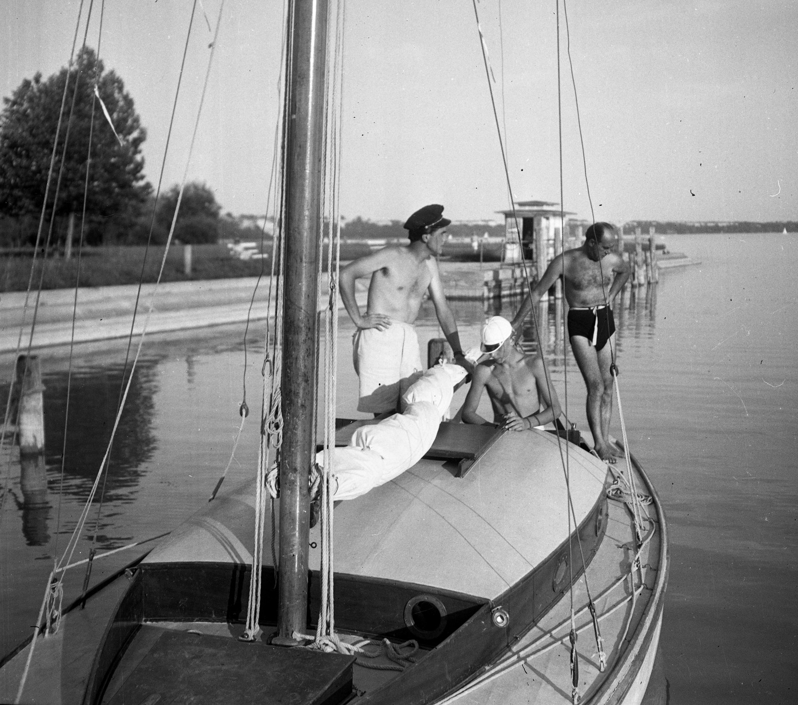 Hungary, Balatonkenese, a Székesfővárosi tisztviselők üdülőtelepének (később Honvéd üdülő) vitorláskikötője., 1941, Magyar Bálint, ship, sailboat, hairy chest, Fortepan #55883