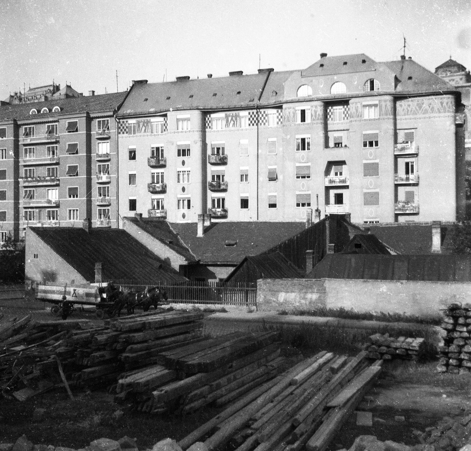 Hungary, Tabán, Budapest I., bontásra váró házak a Krisztina körút (Árok utca) felől nézve. Háttérben az Attila út házai, jobbra az Attila (Hadúr) köz., 1933, Magyar Bálint, Budapest, Fortepan #55906