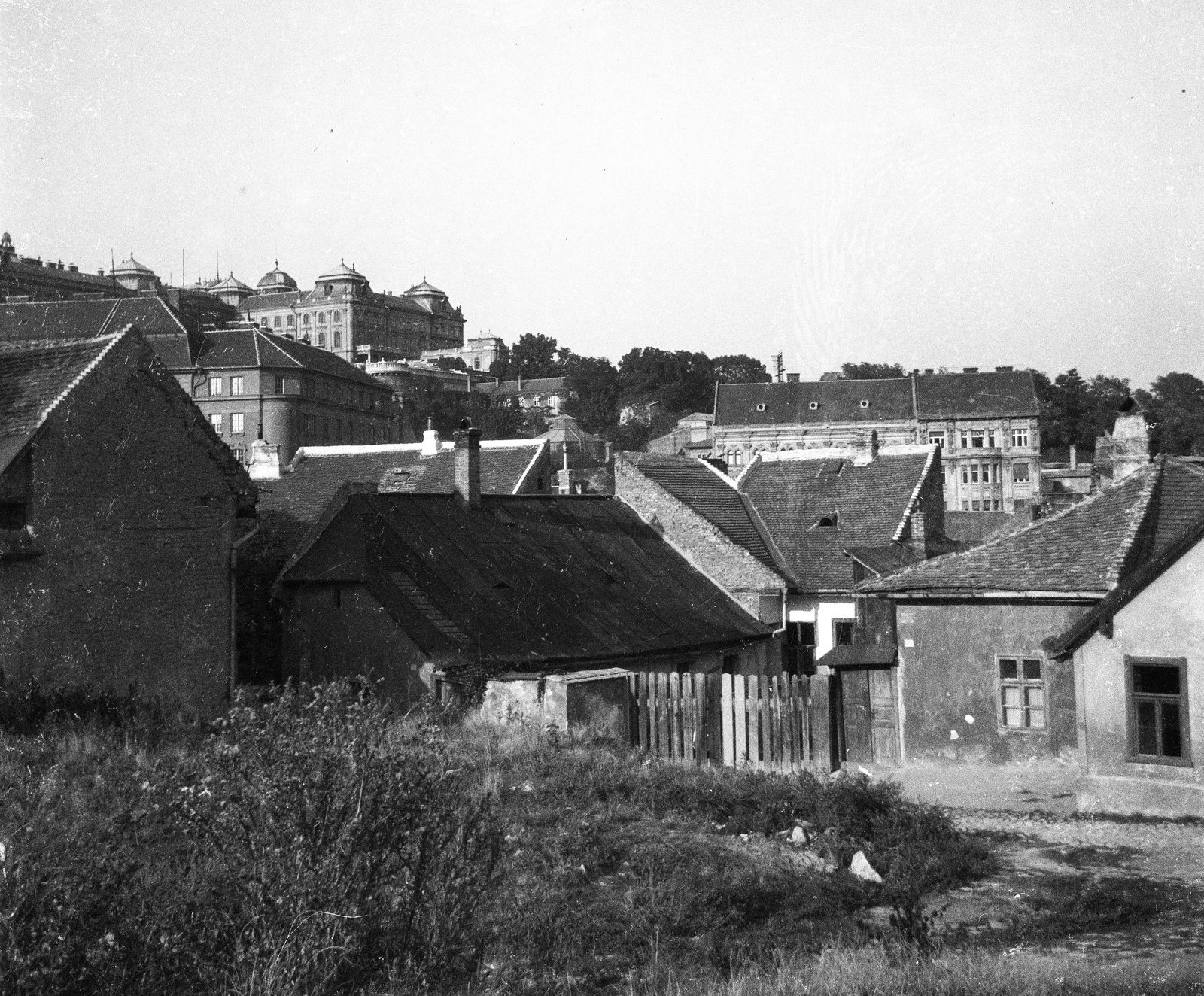 Magyarország, Tabán, Budapest I., Kereszt tér, szemben az Aranykacsa utca torkolata. Balra a Bethlen-udvar, felette a Királyi Palota (később Budavári Palota) látszik., 1933, Magyar Bálint, látkép, Budapest, Fortepan #55907