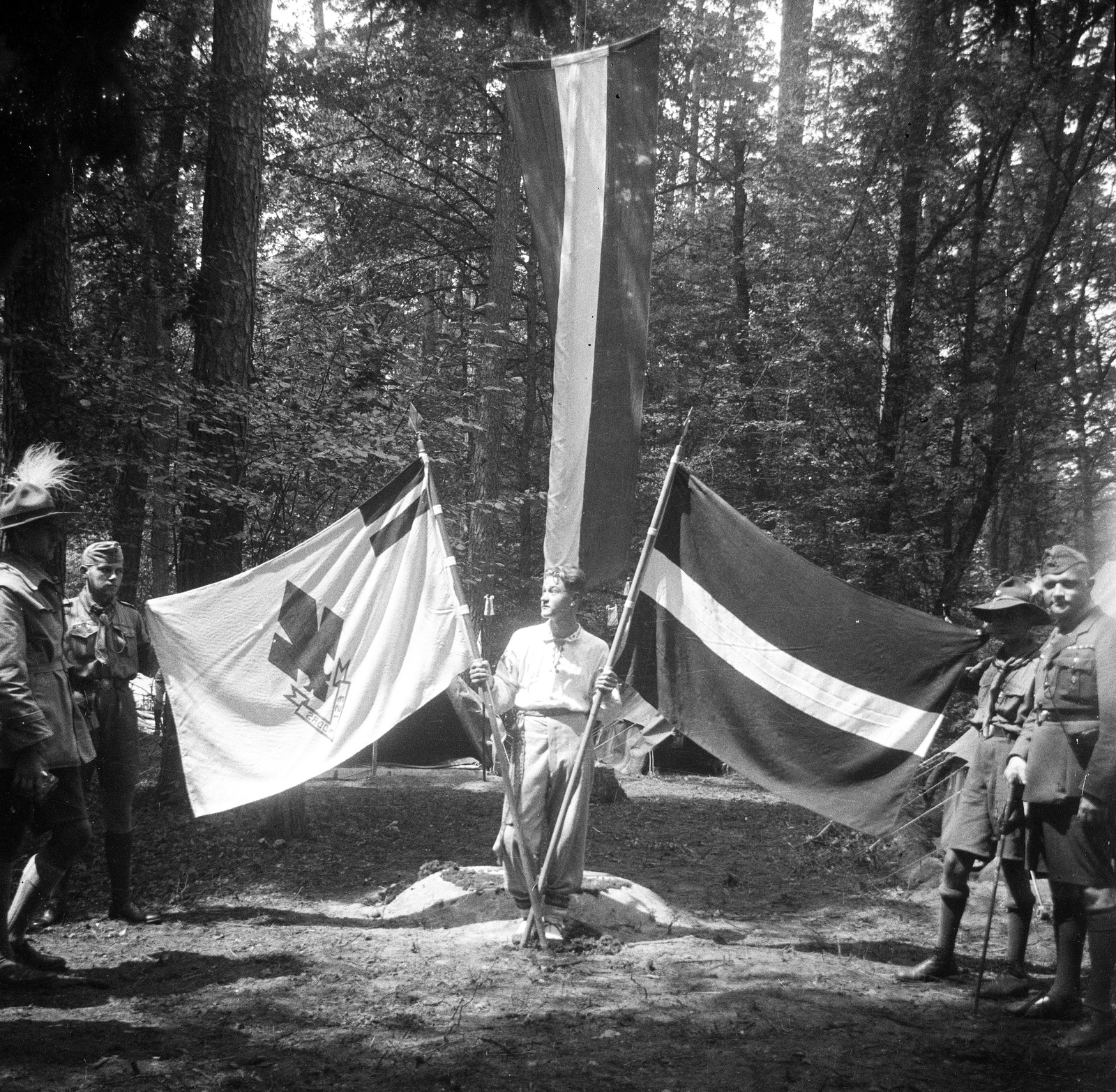 Lengyelország, Spala, cserkésztalálkozó., 1935, Magyar Bálint, zászló, cserkész, árvalányhaj, címer, Fortepan #55932