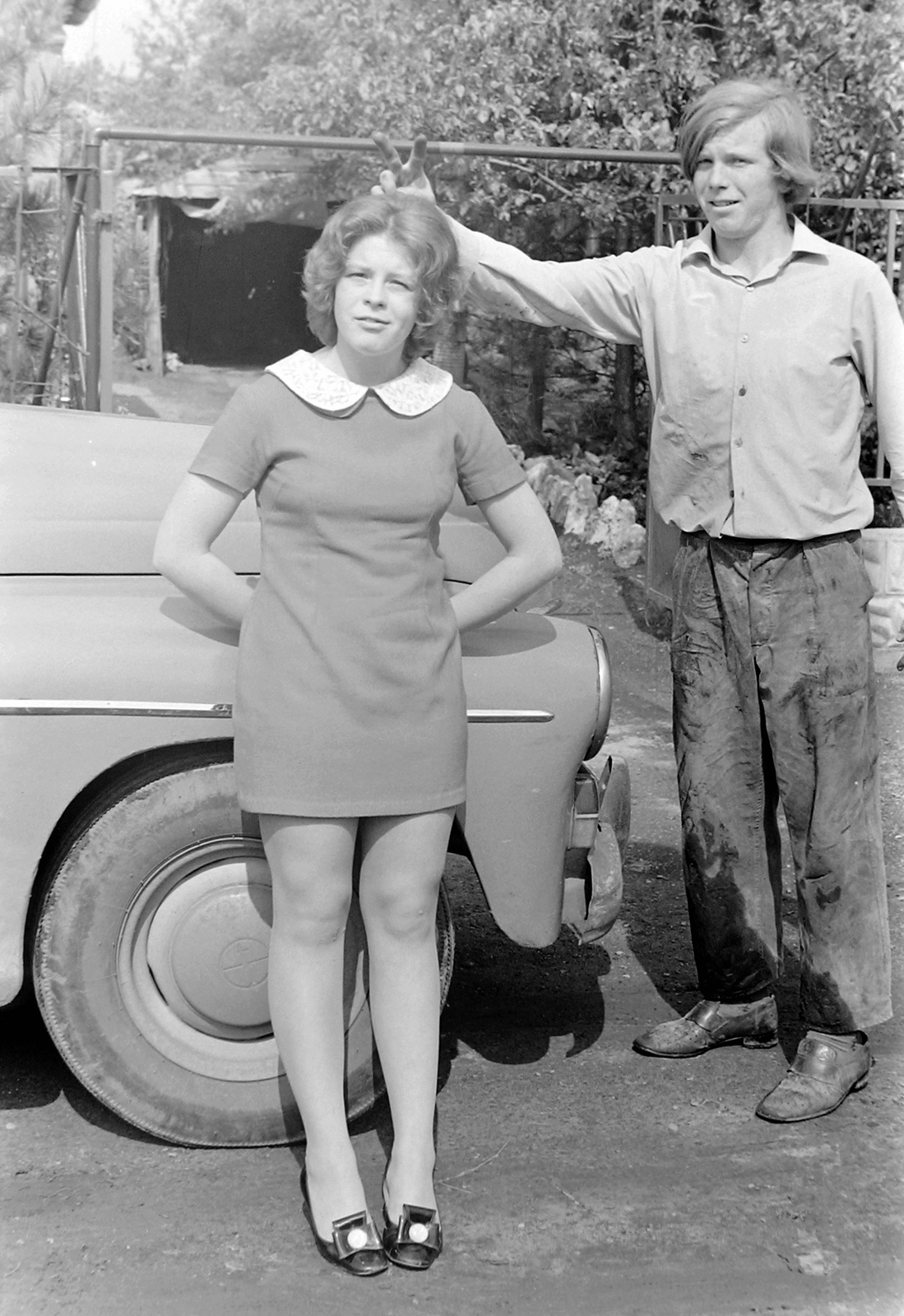 1970, Fortepan, portré, divat, csoportkép, tréfálkozás, automobil, hátratett kéz, lányok-járművek, Fortepan #5597