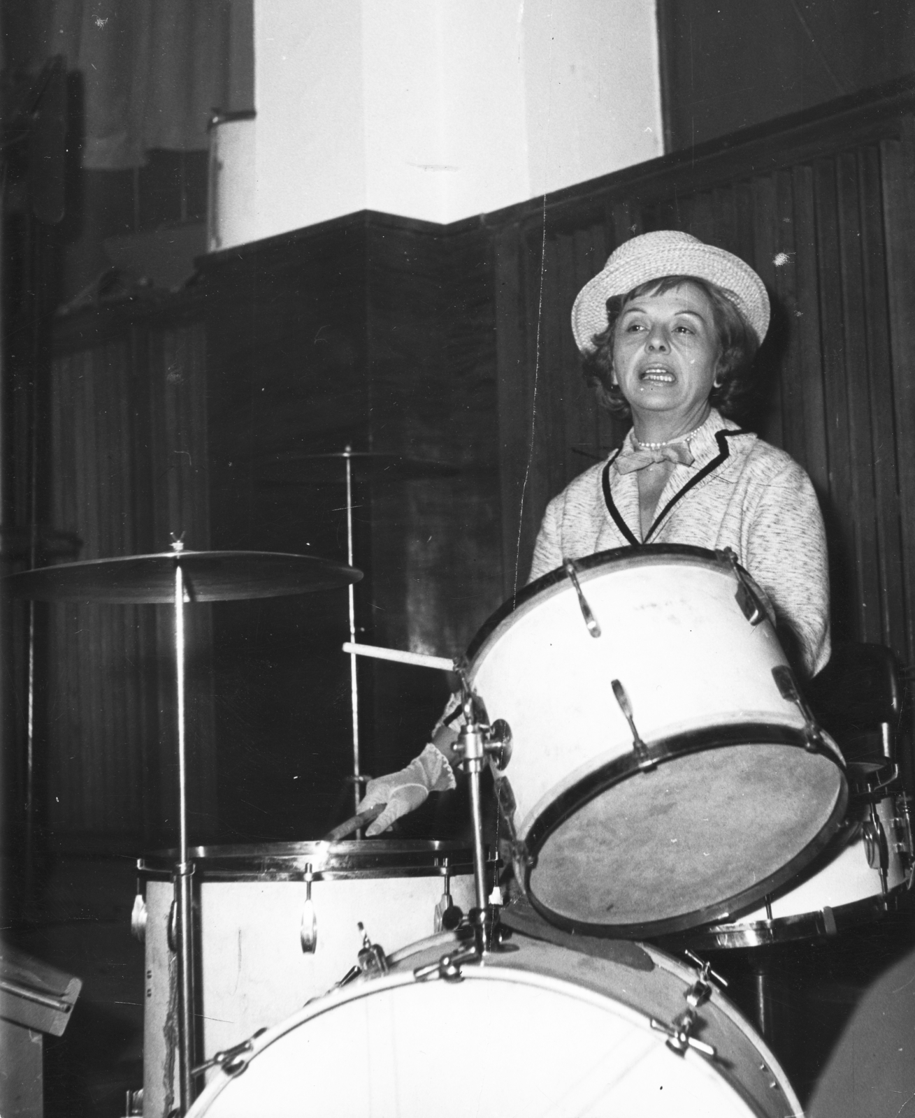 Hungary, Mezey Mária színművésznő., 1959, Rádió és Televízió Újság, drum, cymbal, Fortepan #56012