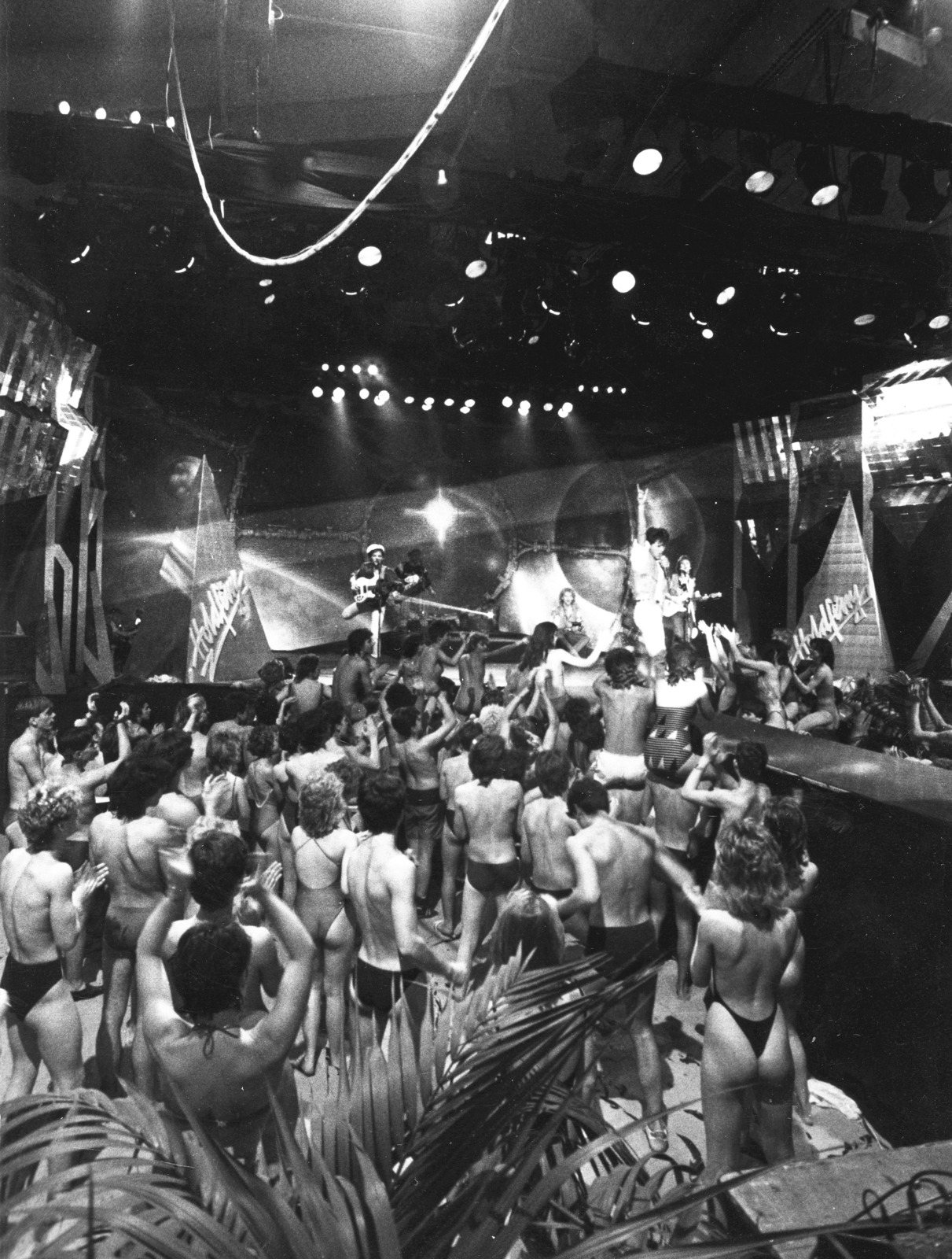 Hungary, Budapest XIV., szilveszteri műsor felvétele a Petőfi Csarnokban., 1986, Rádió és Televízió Újság, Fehér Bertalan, New Year's Eve, Budapest, half-naked, back, Fortepan #56014
