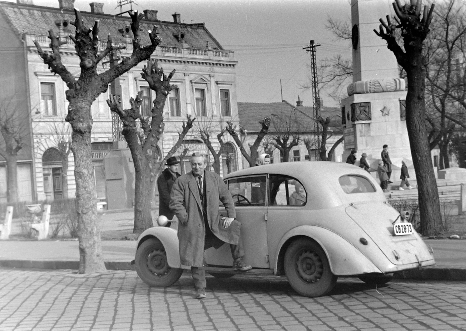 Magyarország, Cegléd, Szabadság tér, háttérben a 8. sz., emeletes műemlék lakóház. Tatra 57B személygépkocsi., 1960, Fortepan, portré, csehszlovák gyártmány, Tatra-márka, emlékmű, üzletportál, automobil, rendszám, Tatra 57B, szovjet emlékmű, Fortepan #5604