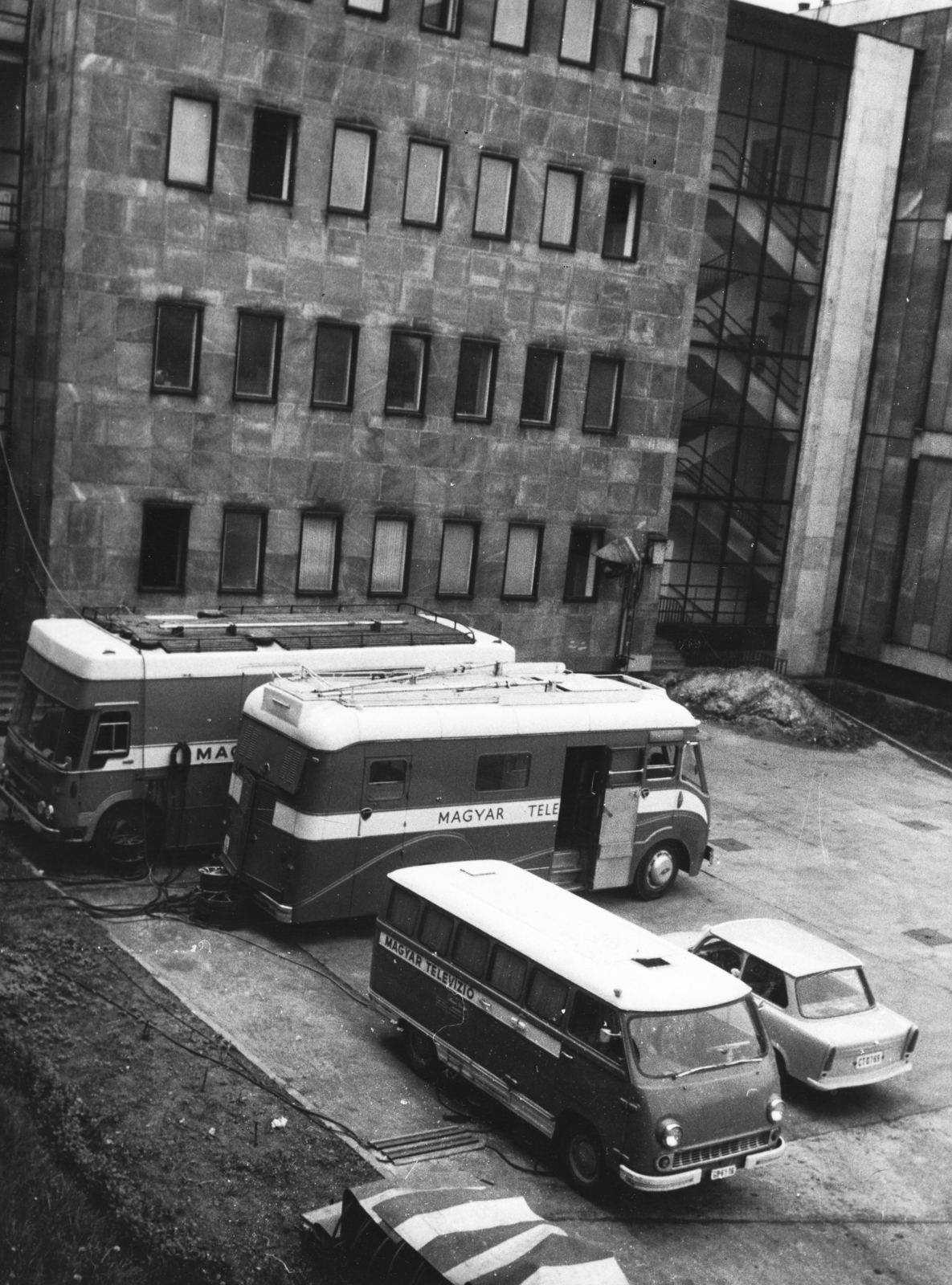 Hungary, Budapest IX., Távíró utca 3-5., a Ferenc távbeszélőközpont udvara., 1968, Rádió és Televízió Újság, Vörös Ilona, Gerrman brand, Trabant-brand, commercial vehicle, minivan, automobile, Morris-brand, RAF-brand, broadcast van, Budapest, Fortepan #56051