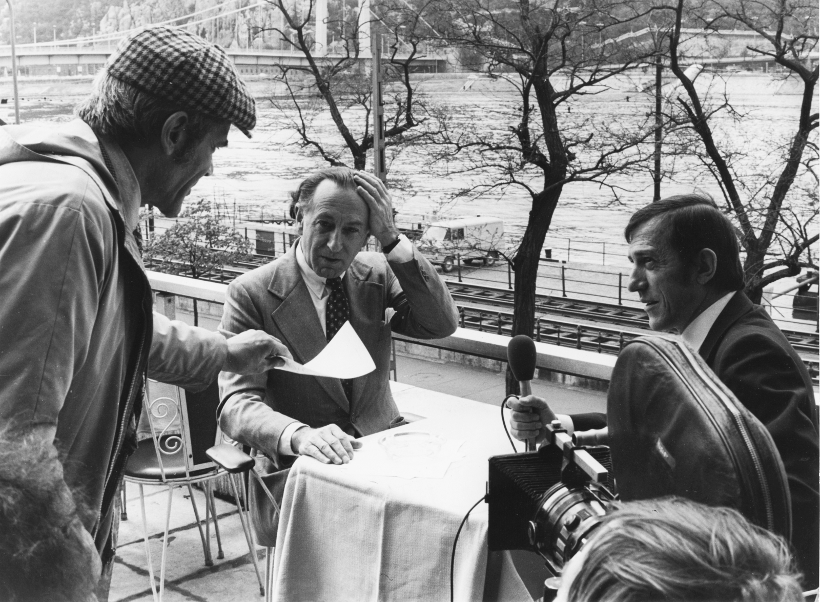 Hungary, Budapest V., Dunakorzó, a Hotel Duna Intercontinental terasza, Sándor György zongoraművész, Antal Imre riporter., 1975, Rádió és Televízió Újság, Komáromi Gábor, celebrity, hotel, genre painting, terrace, microphone, movie camera, reporter, Budapest, Duna-bridge, Fortepan #56054