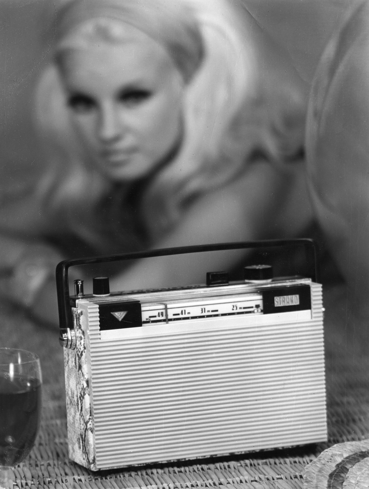 Hungary, VIDEOTON B3100 Strand táskarádió., 1968, Rádió és Televízió Újság, Szíjjártó Pál, radio, portable radio, Videoton-brand, advertising photography, Fortepan #56055