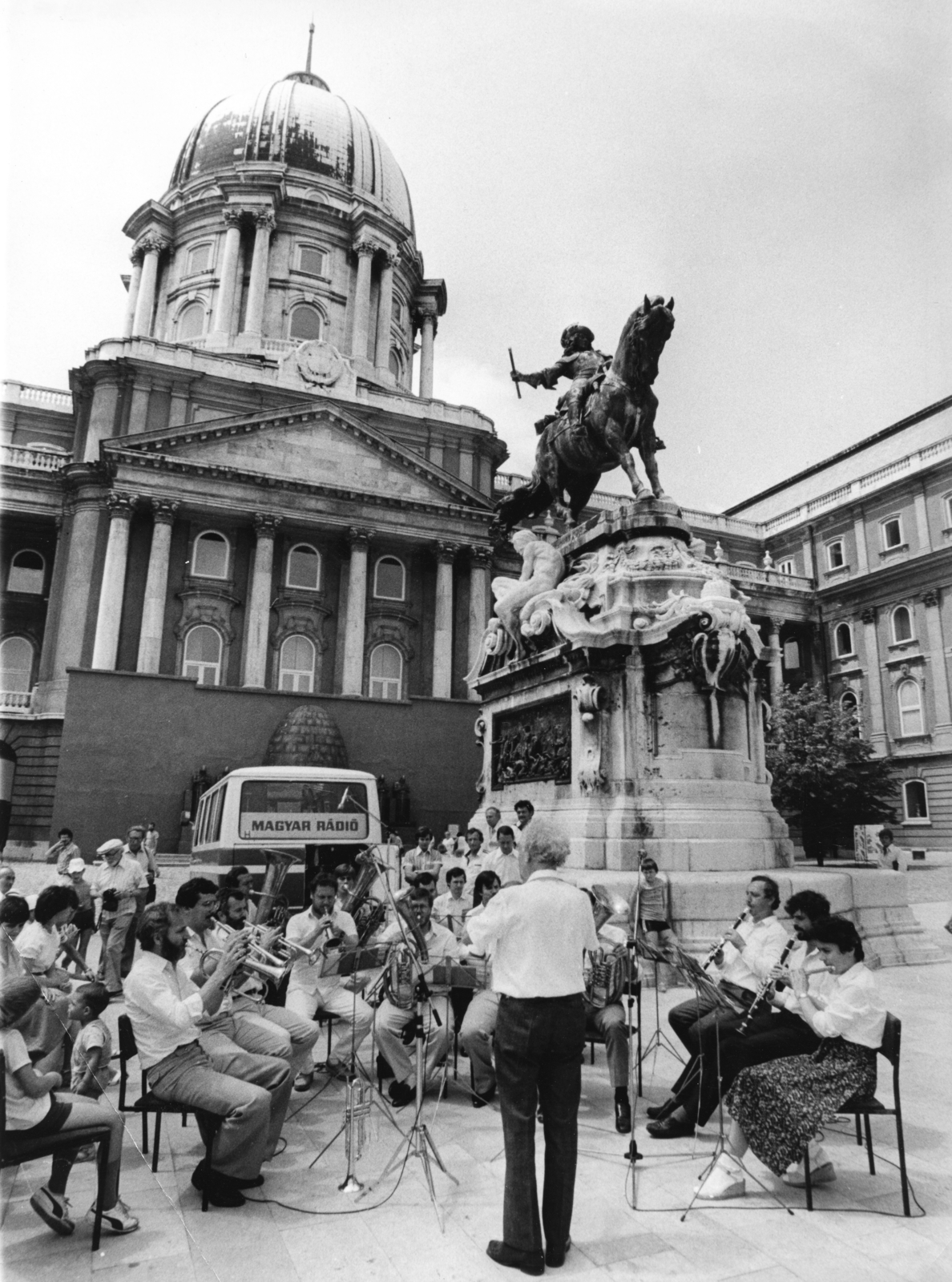 Hungary, Budapest I., Budavári Palota (korábban Királyi Palota), Savoyai Jenő lovasszobra (Róna József, 1899.) A Magyar Rádió Térzene a Várban című műsora, az Uhrner-együttes játszik., 1986, Rádió és Televízió Újság, Mezey Béla, horse sculpture, Budapest, Hungarian Radio, Prince Eugene of Savoy-portrayal, transmission, József Róna-design, Fortepan #56057