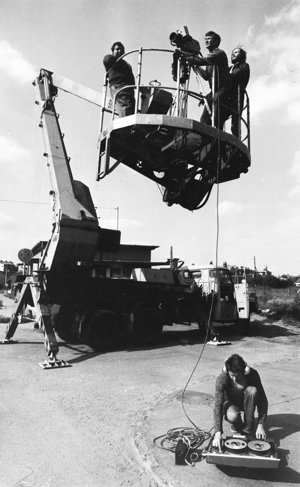 Hungary, TV film forgatás. A kamera mögött Szilágy Virgil operatőr, a hordozható képmagnóval Fehér Sándor rögzítésvezető., 1980, Rádió és Televízió Újság, Komáromi Gábor, Tatra-brand, Hungarian TV, movie camera, television camera, boom lift, Fortepan #56058