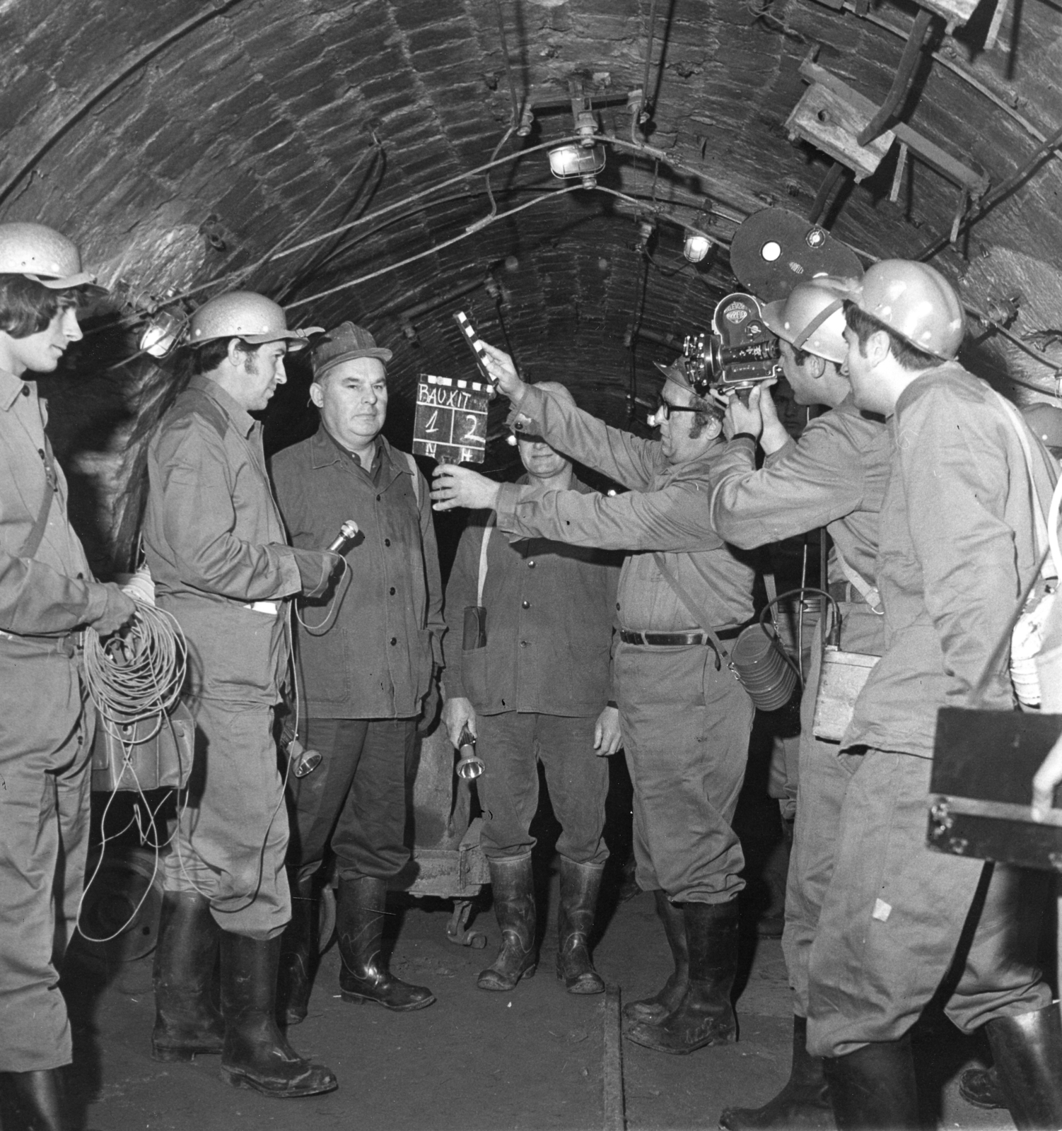 Hungary, Nyirád, bauxitbánya, Brády Zoltán szerkesztő (mikrofonnal), Bánki Szilárd rendező (csapóval) és Kocsis András operatőr 100 méterrel a föld alatt., 1971, Rádió és Televízió Újság, Fortepan #56060