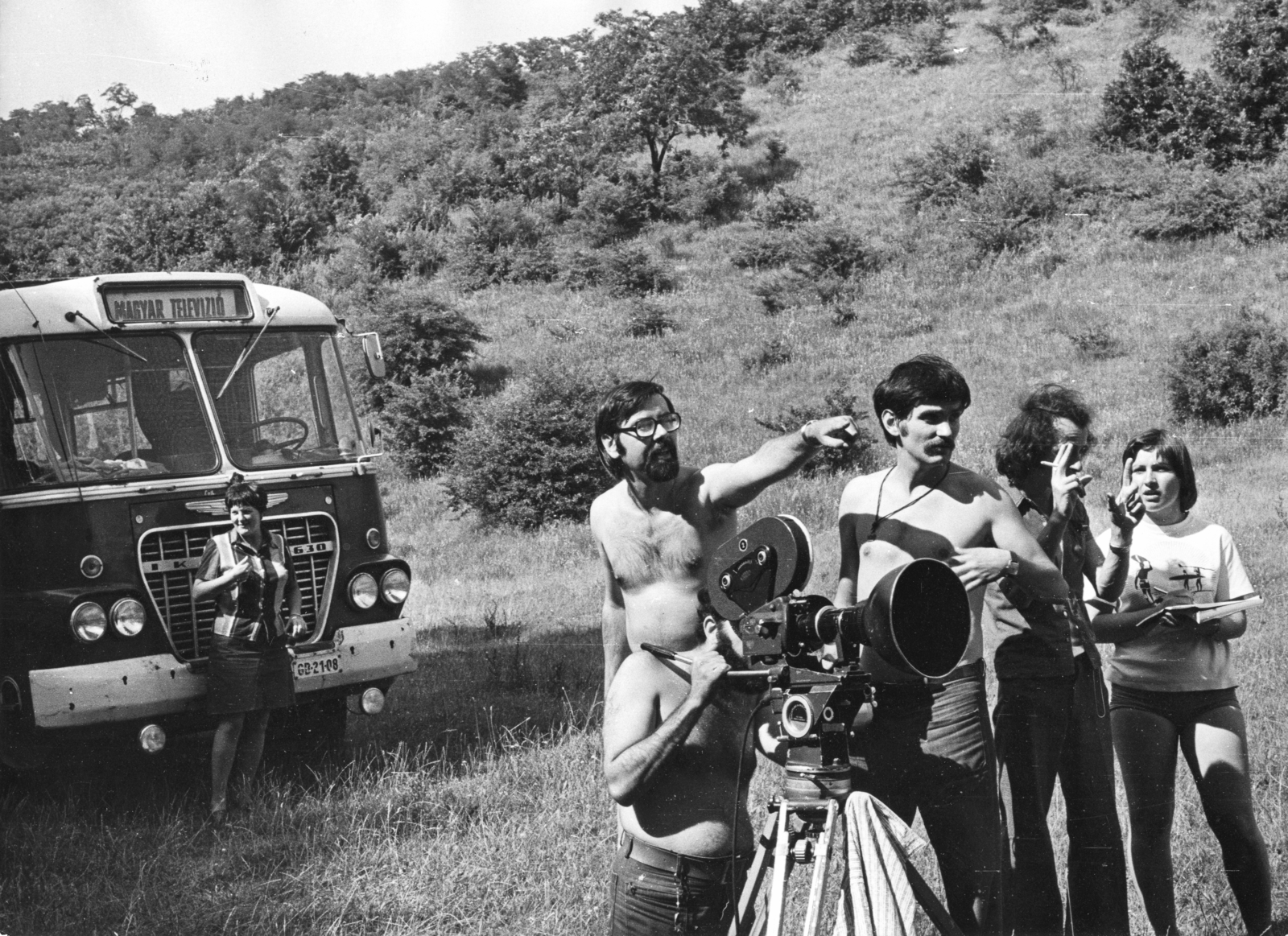 Hungary, a Feladat című tévéfilm forgatása, szemüveggel a rendező, Várkonyi Gábor., 1975, Rádió és Televízió Újság, Vörös Ilona, bus, Hungarian brand, Ikarus-brand, number plate, Hungarian TV, Ikarus 620, summer dresses, summer, Fortepan #56062