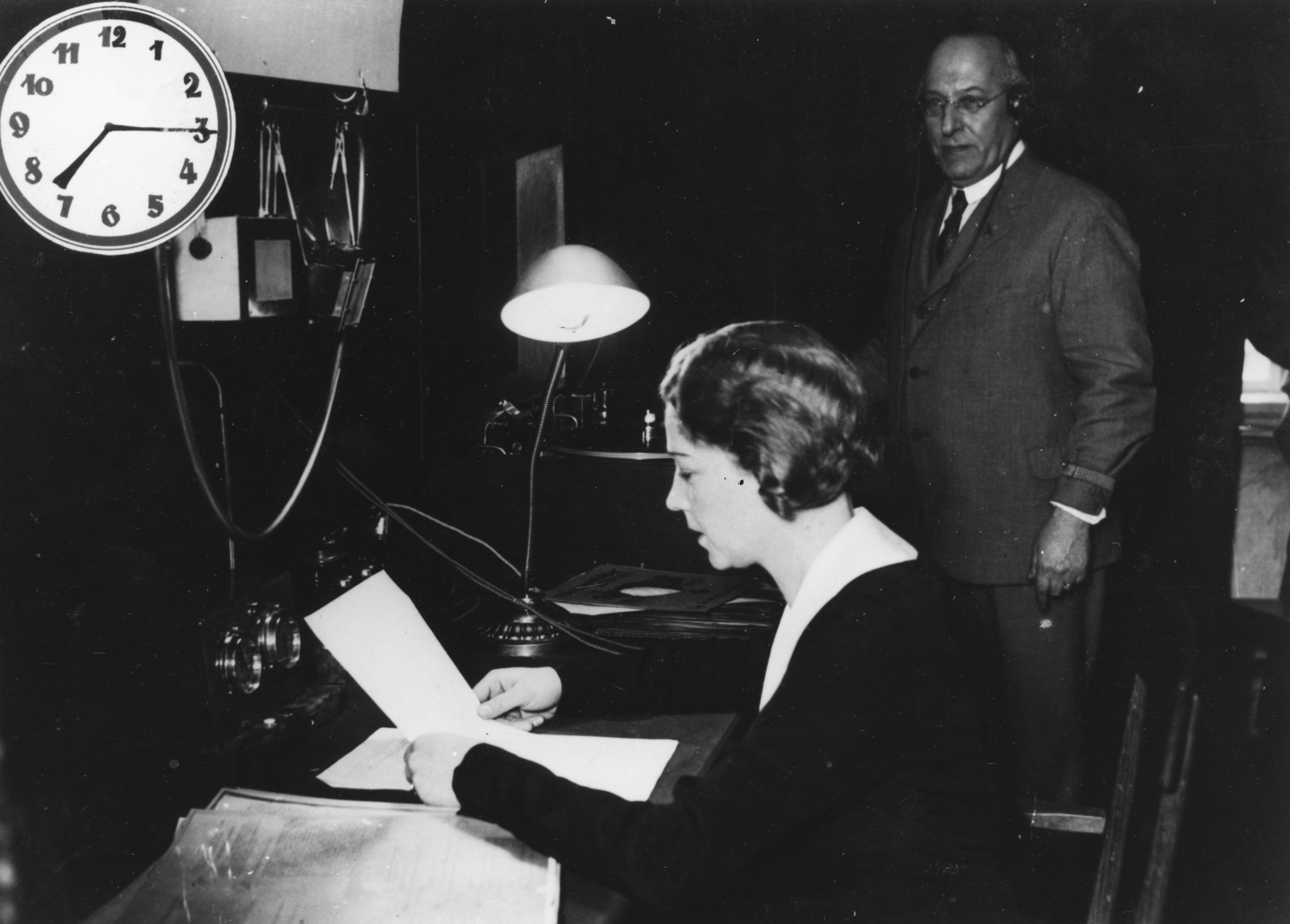 Magyarország, Budapest VIII., Beöthy Lídia a Magyar rádió bemondója., 1932, Rádió és Televízió Újság, óra, rádió, hírolvasó, Budapest, Magyar Rádió, bemondó, Fortepan #56071