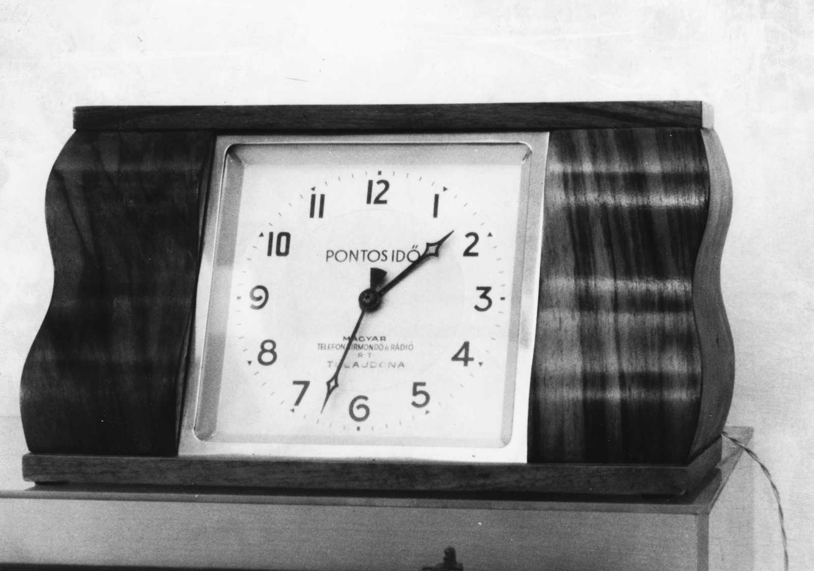 Magyarország, Magyar Telefonhírmondó és Rádió Rt. által üzemeltetett központi vezérlésű asztali óra., 1936, Rádió és Televízió Újság, óra, modern design, Fortepan #56072