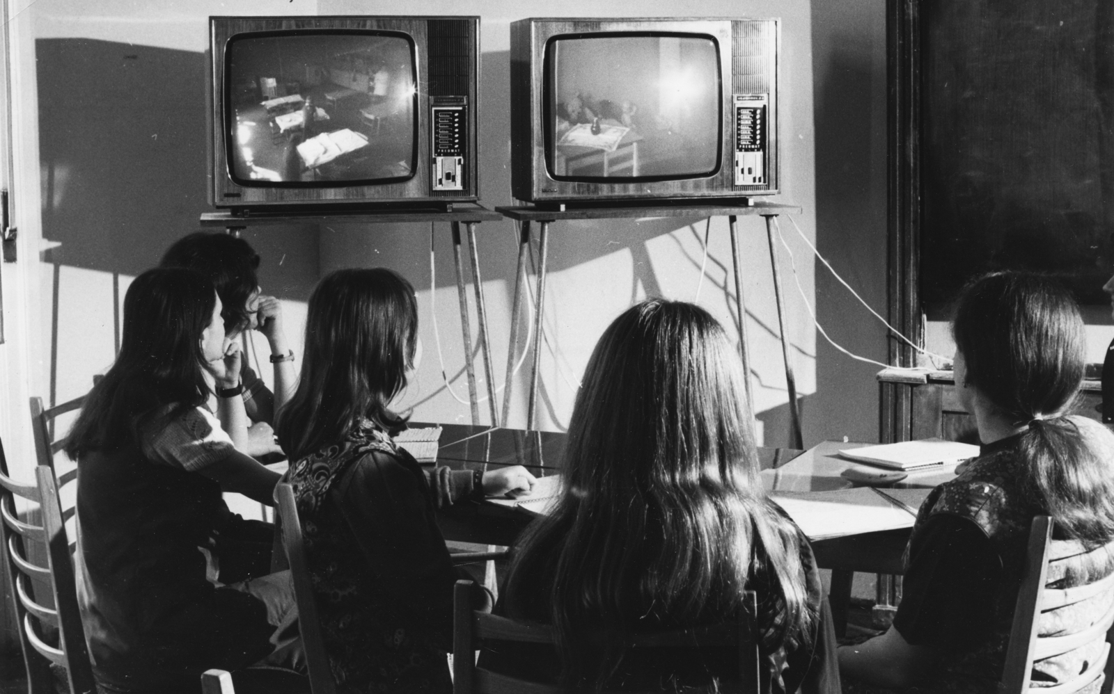 Hungary, Sopron, Pedagógiai Főiskola, televízió alkalmazása az óvónőképzésben. A diákok képernyőn figyelik a gyermekek tevékenységét., 1973, Rádió és Televízió Újság, Fortepan #56075