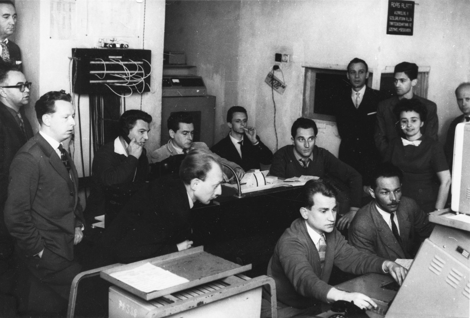 Hungary, untitled, Budapest XII., Agancs út 30-32., a lakóházzá átalakított Hargita panzió, benne az MTV vezérlőterme. Előtérben ül Radnai János főszerkesztő és Menczel János szerkesztő, háttérben az ablaknál Varga József tévébemondó., 1958, Rádió és Televízió Újság, Hungarian TV, Budapest, celebrity, Fortepan #56078