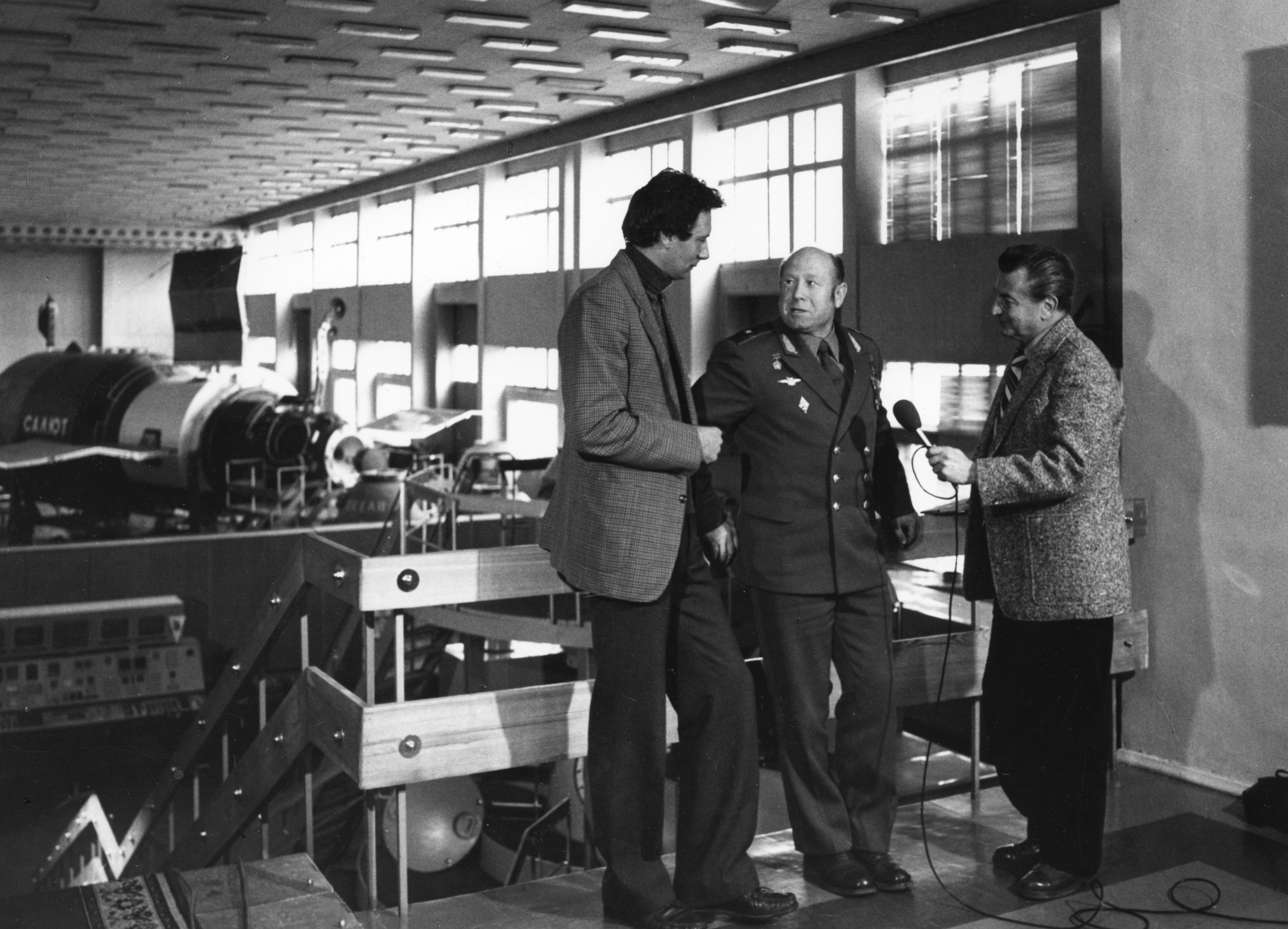Russia, Moscow, Űrhajózási múzeum, háttérben a Szaljut űrállomás eredetivel azonos mása. Csák Elemér moszkvai tudósító, Alekszej Leonov űrhajós, Vértessy Sándor riporter., 1978, Rádió és Televízió Újság, Soviet Union, museum, Soviet soldier, reporter, spaceship, astronaut, Fortepan #56081