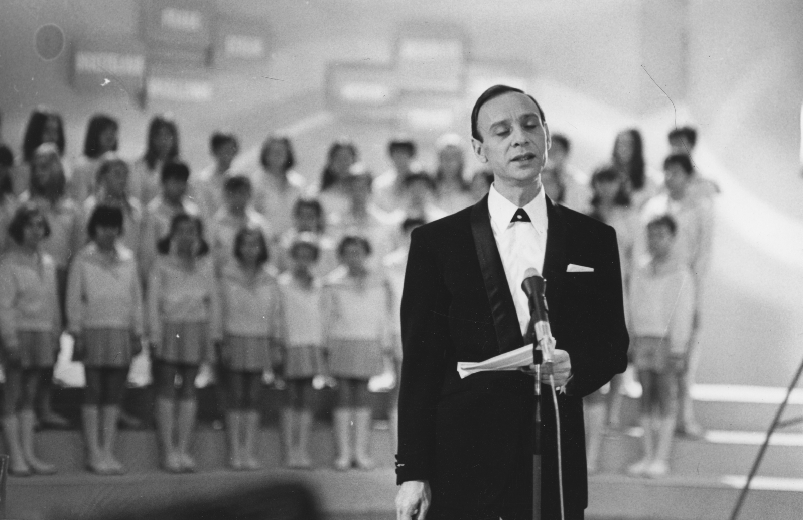 Magyarország, Varga József tévébemondó, mögötte a Rádió gyermekkórusa., 1965, Rádió és Televízió Újság, Lippay Ágnes, bemondó, Fortepan #56084