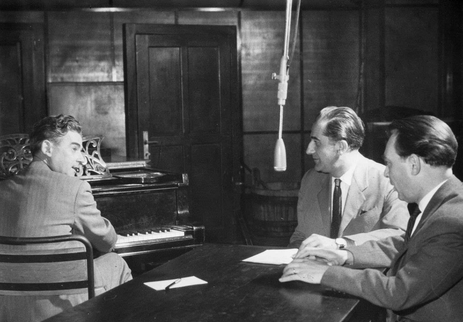 Hungary, Budapest VIII., a Magyar Rádió stúdiója. Új zenei ismeretterjesztő műsor felvételén Újfalusi József, Mátrai Betegh Béla és Szöllősi András., 1960, Rádió és Televízió Újság, Budapest, Hungarian Radio, Fortepan #56087