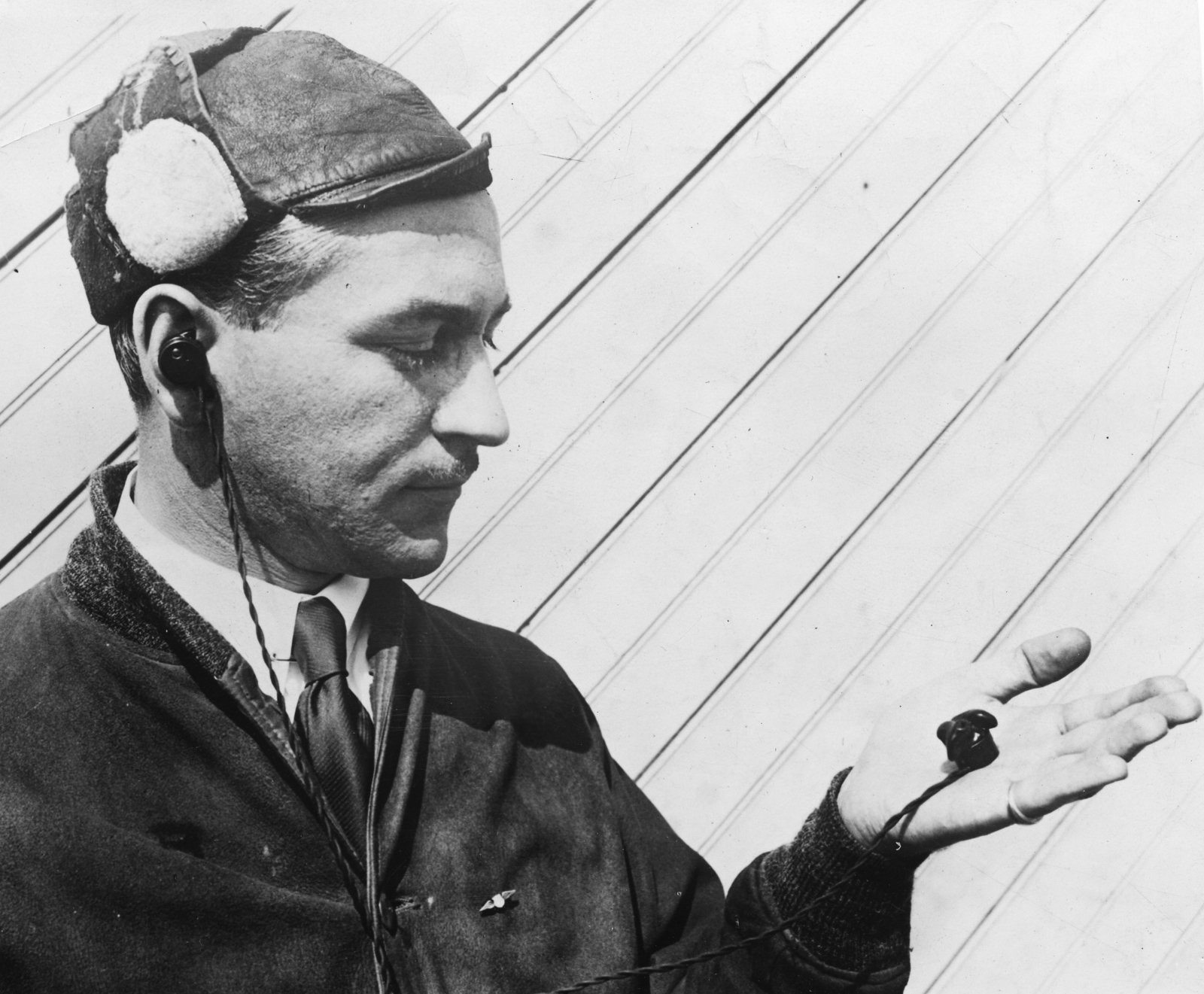 Hungary, "rádió vevőkészülék a mellényzsebben" ekkor a világ legkisebb készüléke., 1930, Rádió és Televízió Újság, moustache, leather jacket, headset, leather tie, Fortepan #56095