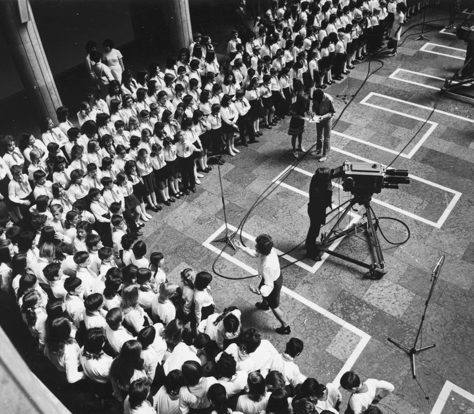 Hungary, Veszprém, a Vegyipari (később Pannon) Egyetem aulája, televíziós közvetítés az Úttörő Nagykórusok Országos Fesztiváljáról., 1973, Rádió és Televízió Újság, university, movie camera, choir, Hungarian TV, atrium, transmission, Fortepan #56096