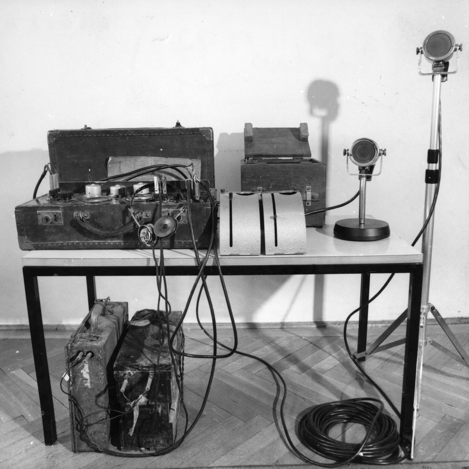 Hungary, Pécs, Mária (Déryné) utca 18., Doktor Sándor Művelődési Központ, rádiómúzeum., 1975, Rádió és Televízió Újság, microphone, Fortepan #56097