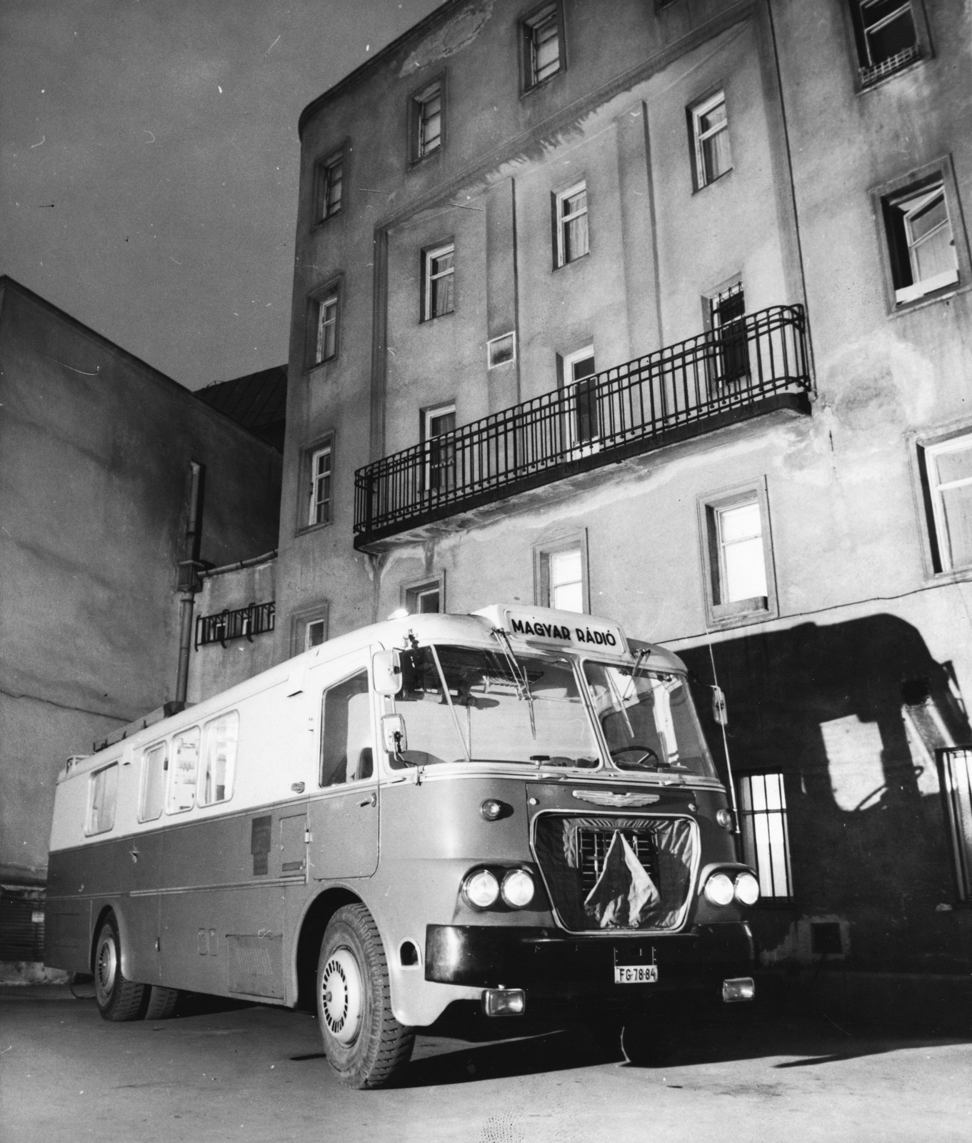 Hungary, Budapest VIII., János Pál pápa (Köztársaság) tér, a Magyar Rádió közvetítőkocsija az Erkel Színház oldalbejárata mellett., 1961, Rádió és Televízió Újság, bus, Hungarian brand, balcony, Ikarus 620, number plate, broadcast van, Budapest, Fortepan #56098