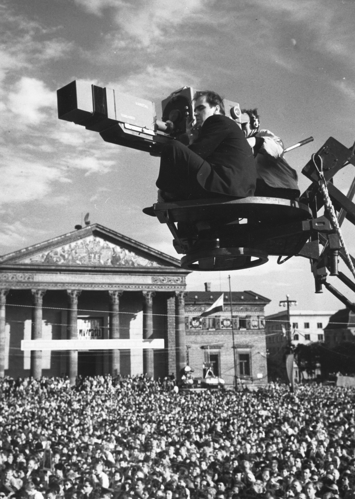 Hungary, Budapest XIV., Hősök tere, Jurij Gagarin tiszteletére rendezett nagygyűlés 1961. augusztus 19-én. Szemben a Műcsarnok., 1961, Rádió és Televízió Újság, mass, 1st of May parade, museum, television camera, pediment, Budapest, Albert Schickedanz-design, portico, Neoclassical architecture, Fülöp Ferenc Herzog-design, Taylor Hobson-brand, Fortepan #56101