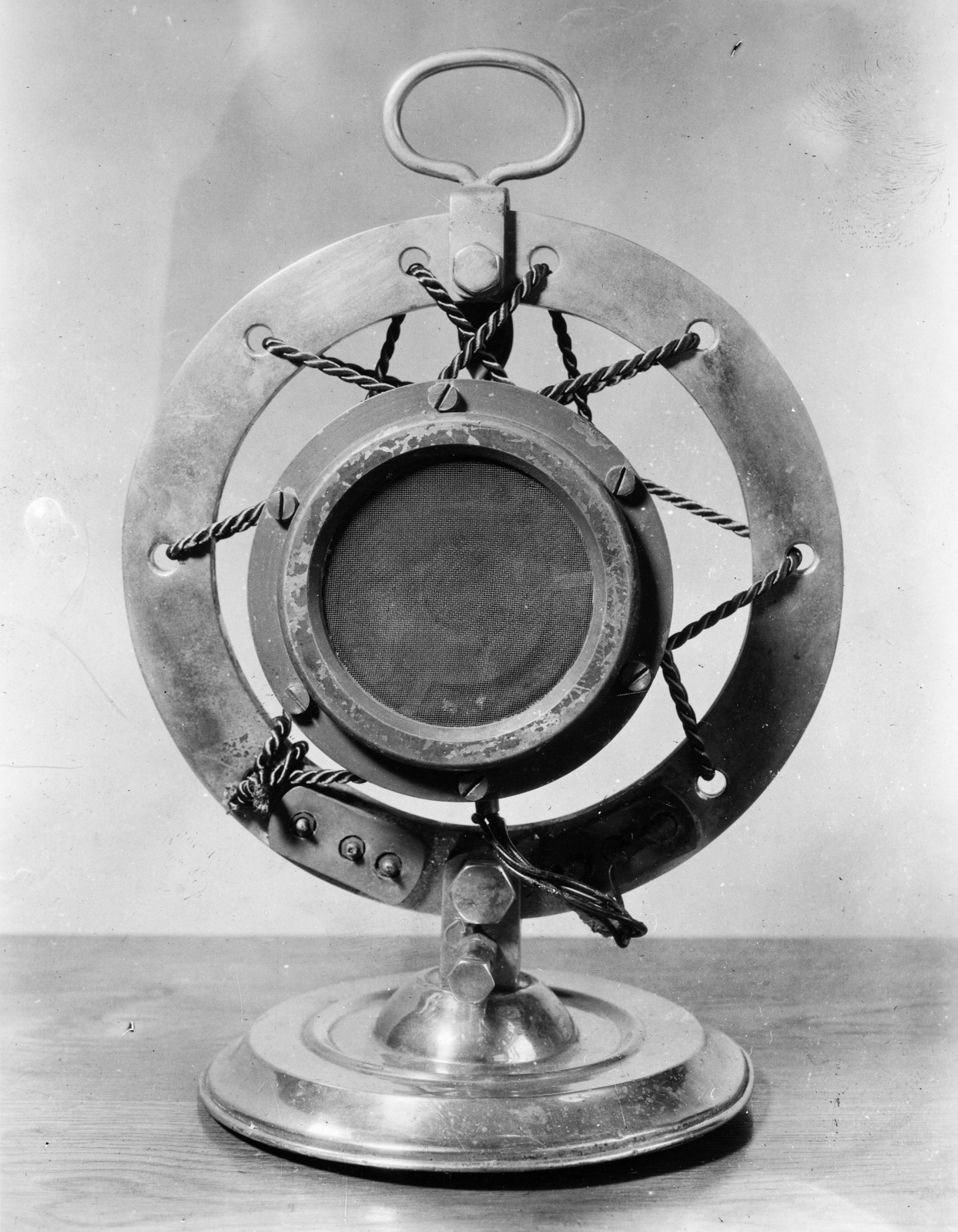 Eredeti mikrofon az 1920-as évek végéről, a csehszlovák rádió kezdeti idejéből., 1948, Rádió és Televízió Újság, microphone, Fortepan #56105