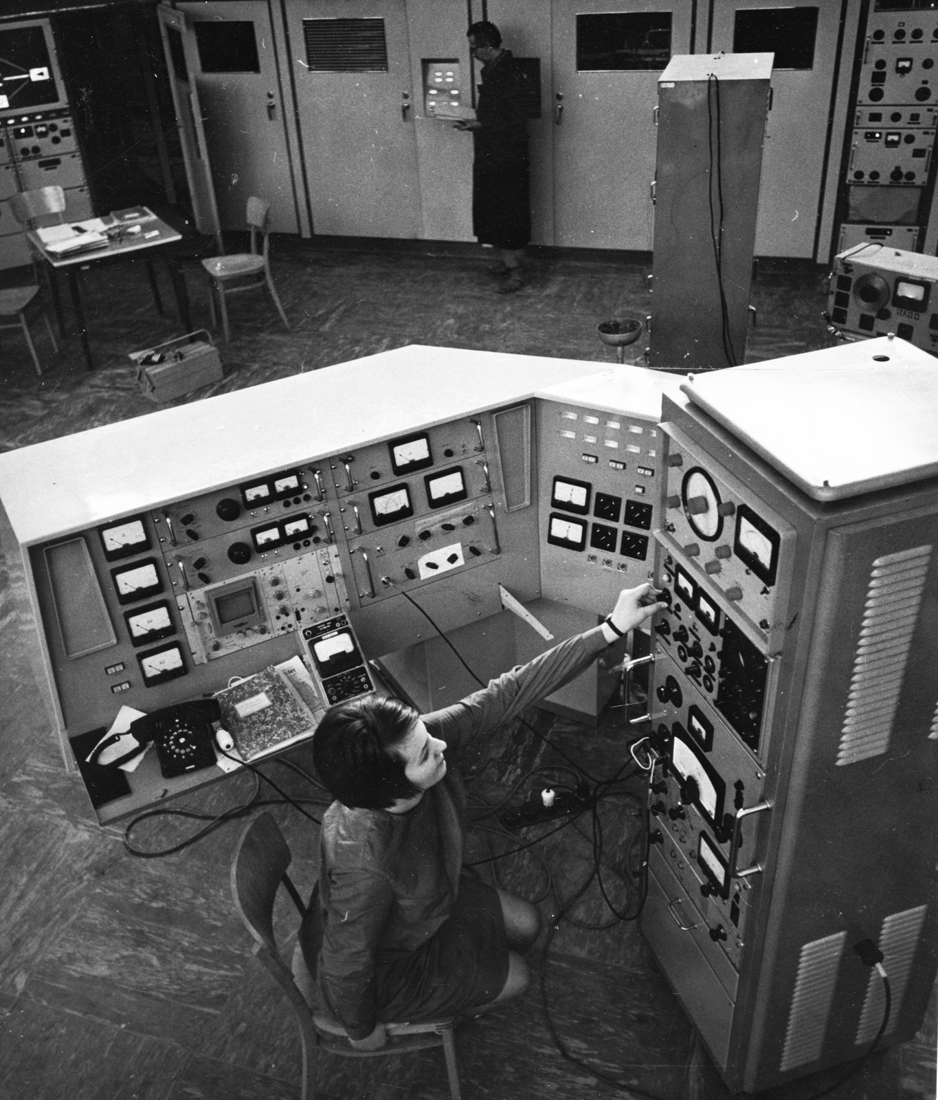 Hungary, Szigetszentmiklós, a lakihegyi új kétszer 150 kW-os adóberendezés mérése., 1968, Rádió és Televízió Újság, telephone, instrument, control room, Fortepan #56106