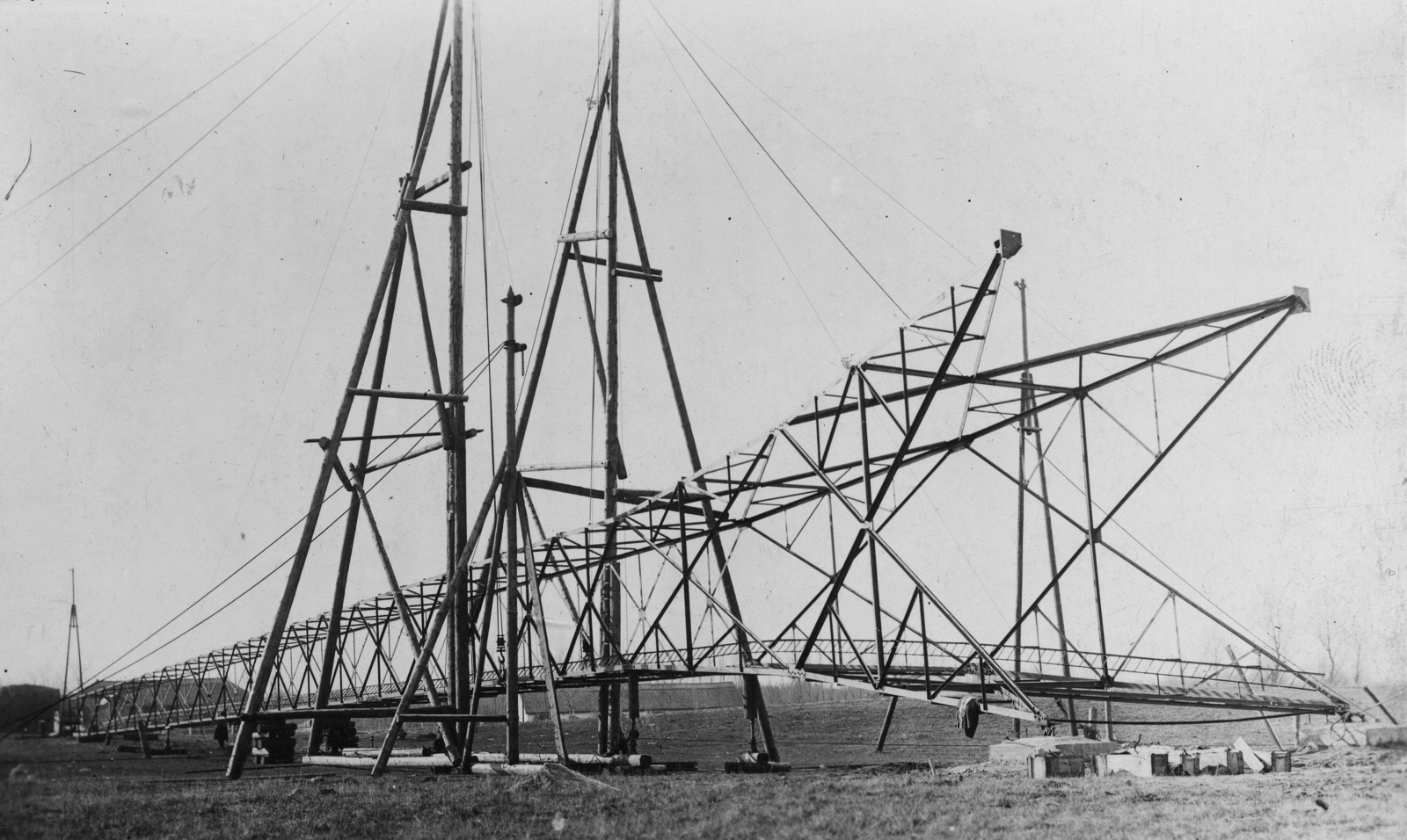 Magyarország, Székesfehérvár, Sóstó, adóállomás, antennatartó torony építése., 1936, Rádió és Televízió Újság, rádiózás, Fortepan #56109