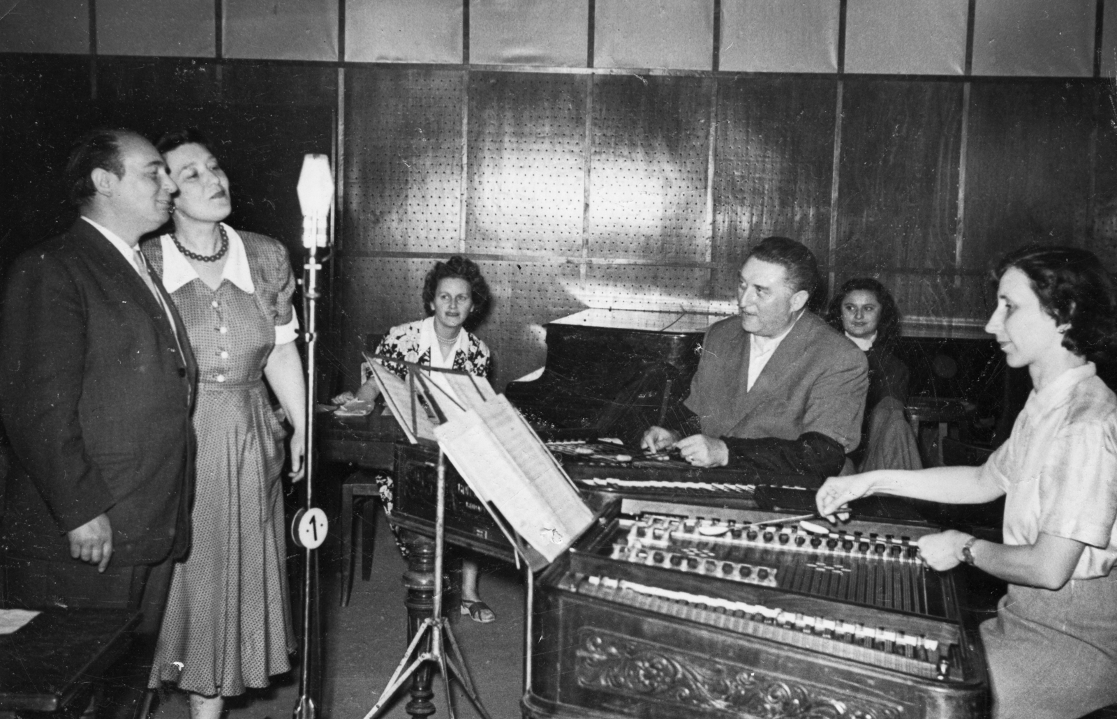 Hungary, Budapest VIII., a Magyar Rádió stúdiója. Szabó Miklós operaénekes, Török Erzsi népdalénekes, jobbra Tarjáni Tóth Ida cimbalomművész., 1952, Rádió és Televízió Újság, microphone, dulcimer, sheet music, music-stand, Budapest, Hungarian Radio, Fortepan #56117