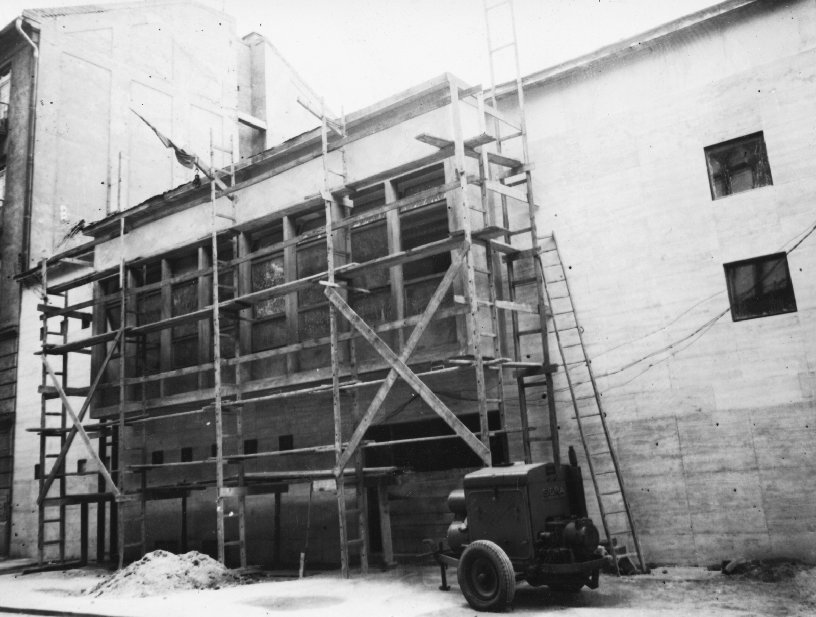 Hungary, Budapest VIII., Szentkirályi utca 25/b, a Magyar Rádió stúdióépülete., 1950, Rádió és Televízió Újság, construction, ladder, scaffolding, portable generator, Budapest, Fortepan #56120