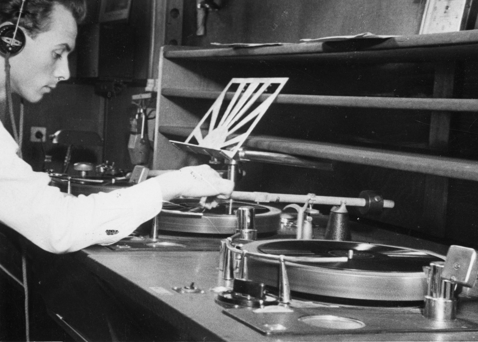 Magyarország, Budapest VIII., a Magyar Rádió stúdiója, a hanglemez forgató berendezésnél Palásti Pál zenei szerkesztő., 1955, Rádió és Televízió Újság, Budapest, Magyar Rádió, híres ember, fejhallgató, hanglemez, lemezjátszó, kottatartó, Fortepan #56122