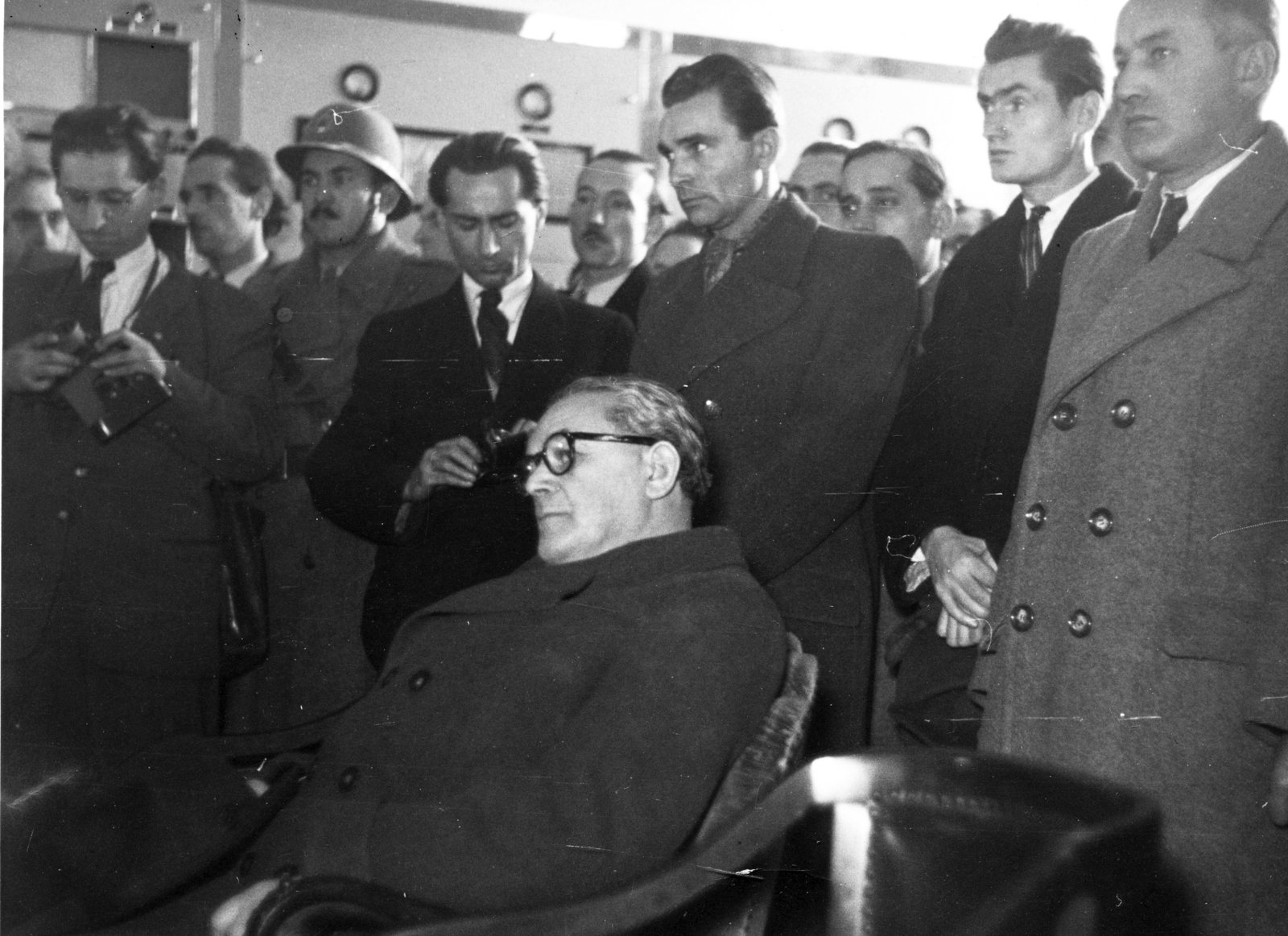 Hungary, Szigetszentmiklós, a felvétel a lakihegyi adó rekonstrukcióját követő üzembe helyezéskor, 1948. november 13-án készült. Az adóállomás vezérlőterme, középen Szakasits Árpád ül., 1948, Rádió és Televízió Újság, celebrity, cop, minister, control room, politician, Fortepan #56124