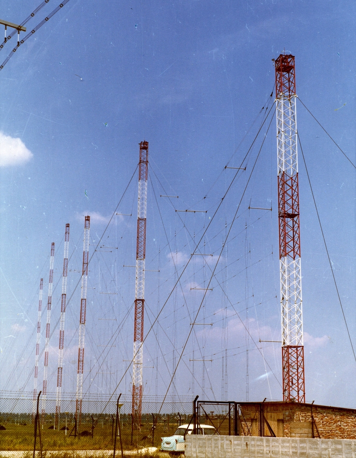 Magyarország, Jászberény, a rádióállomás antennarendszere., 1975, Rádió és Televízió Újság, színes, Trabant-márka, antenna, Fortepan #56151