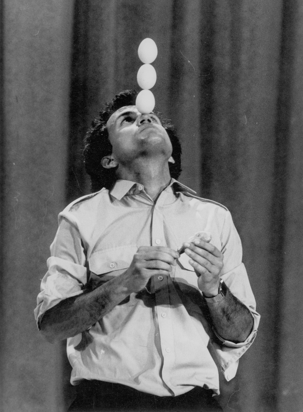 Hungary, Ki mit tud? Forrás Csaba egyensúlyozó., 1983, Rádió és Televízió Újság, Sárospataki Györgyi, wrist watch, Hungarian TV, egg, talent show, Fortepan #56159