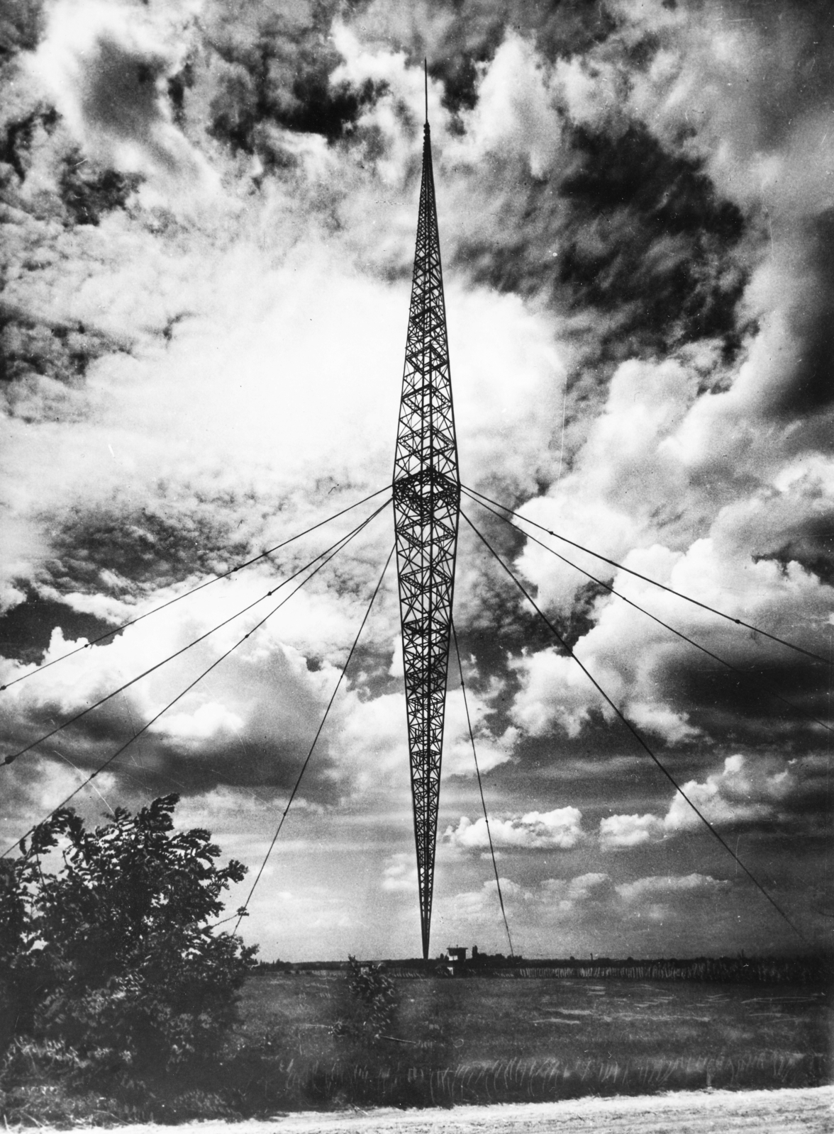 Hungary, Szigetszentmiklós, a 314 méter magas lakihegyi antennatorony 1933-as átadása óta Magyarország legmagasabb építménye., 1940, Rádió és Televízió Újság, radio broadcasting, Fortepan #56166