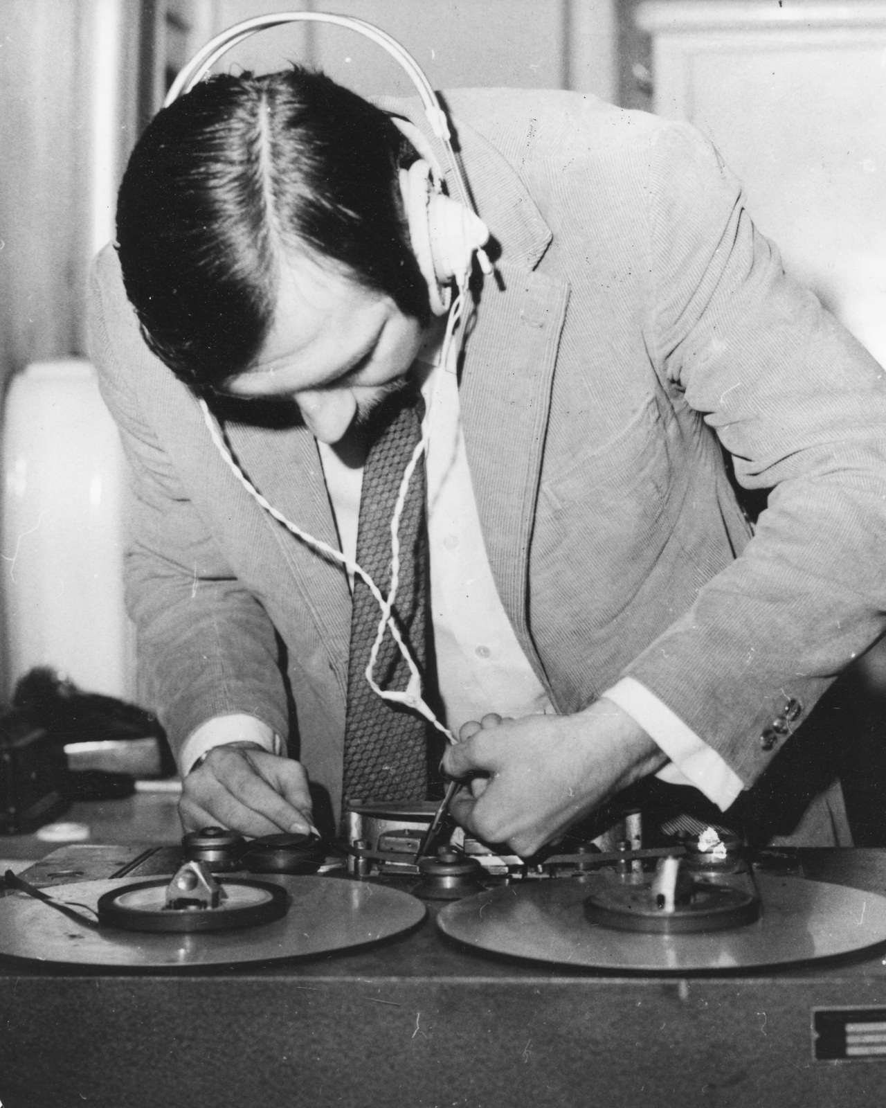 Hungary, Győr, a Magyar Rádió Vas megyei tudósítója, Kremser Péter a lakásán berendezett "stúdióban" végzi a riport utolsó simításait., 1973, Rádió és Televízió Újság, Koppány György, Hungarian Radio, Fortepan #56172