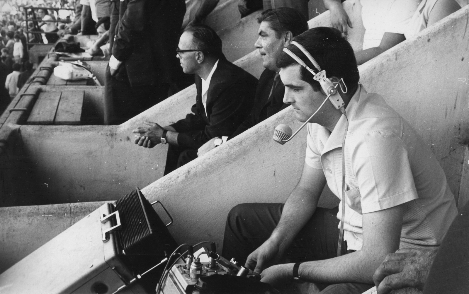 Hungary, Budapest XIX., Bozsik Stadion, Knézy Jenő a Budapesti Honvéd - Ferencváros (2:1) labdarúgó-mérkőzésről közvetít 1971. szeptember 4-én., 1971, Rádió és Televízió Újság, Hungarian TV, Budapest, Fortepan #56181
