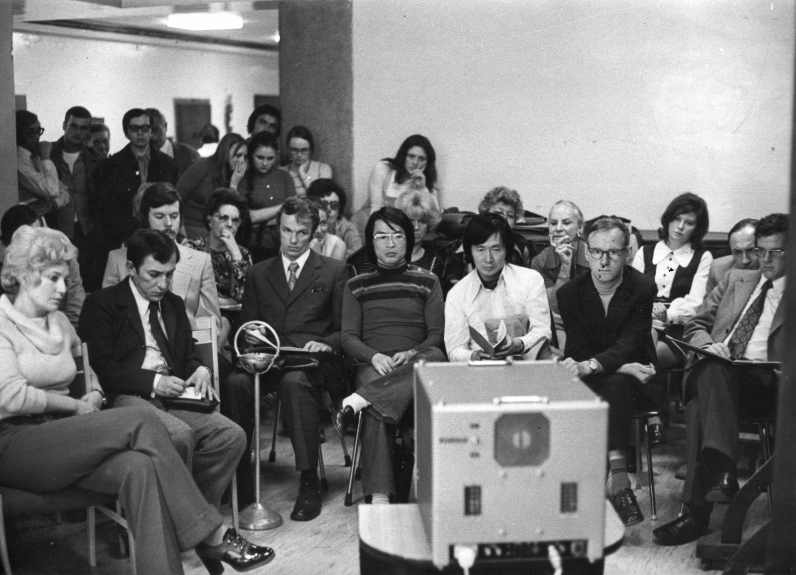 Hungary, az MTV Nemzetközi Karmesterversenye. A fiatal karmesterek monitor előtt kísérik figyelemmel versenyzőtársaikat. Balra, sötét zakóban Antal Imre riporter, középen, fehér ingben Kobayashi Ken-Ichiro karmester., 1974, Rádió és Televízió Újság, Hungarian TV, Fortepan #56184