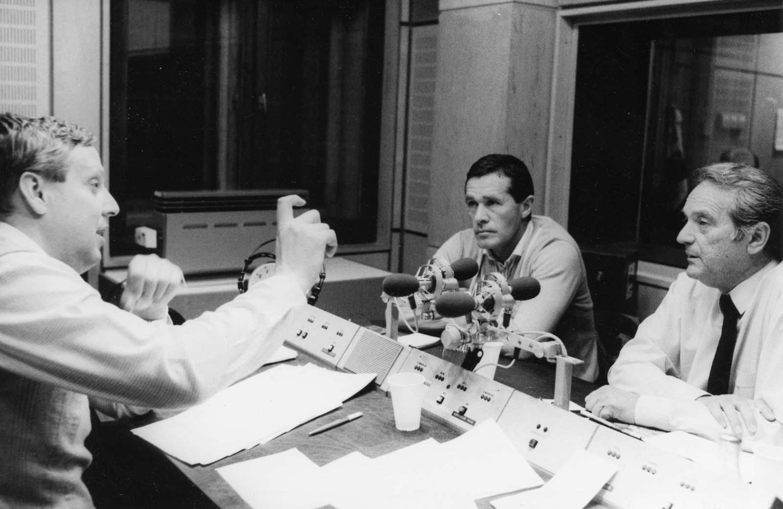 Magyarország, Budapest VIII., a Magyar Rádió stúdiója. Wiesinger István riporter, Mezey György labdarúgó szövetségi kapitány és Szepesi György MLSZ elnök., 1985, Rádió és Televízió Újság, Budapest, Magyar Rádió, Fortepan #56190