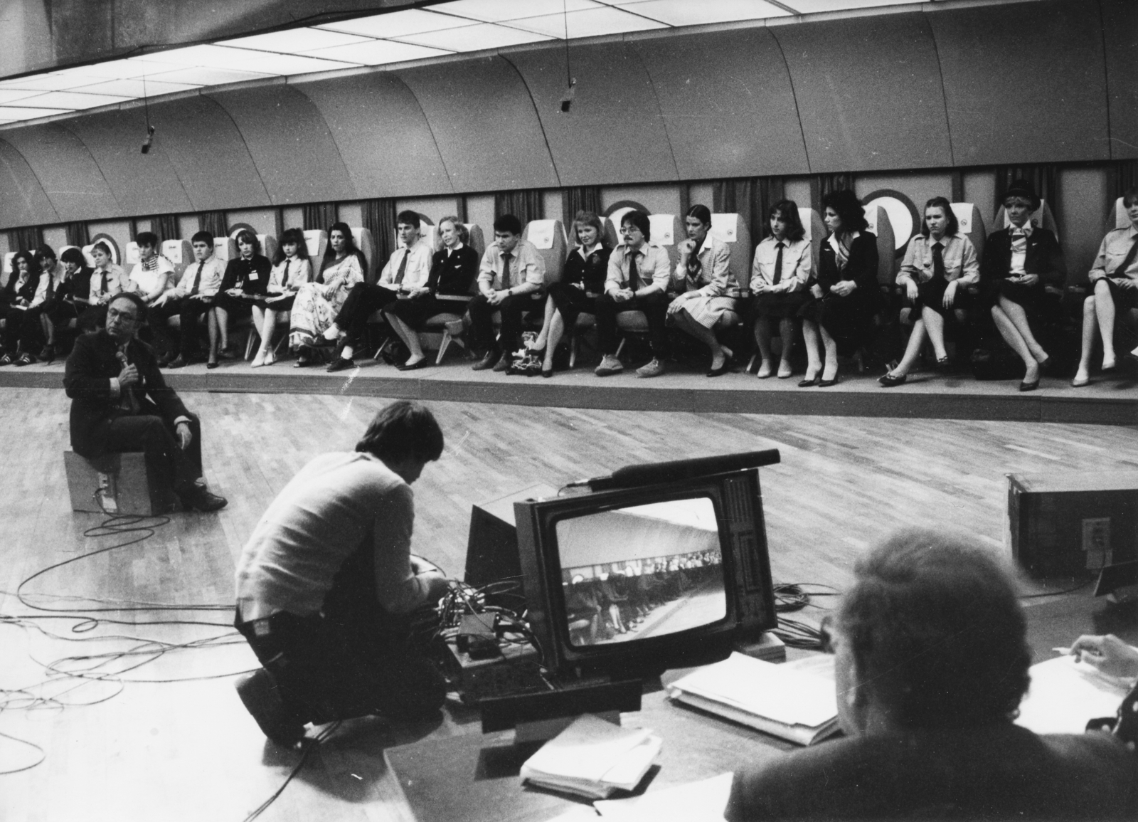 Hungary, Pécs, Művelődési Központ, az MTV Nemzetközi légikisérők-vetélkedője, balra Vitray Tamás műsorvezető., 1970, Rádió és Televízió Újság, Lippay Ágnes, tie, Hungarian TV, sari, Fortepan #56194