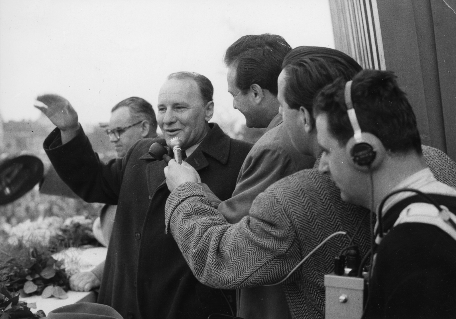 Hungary, Budapest XIV., Ötvenhatosok tere (Felvonulási tér), dísztribün, május 1-i riport Kádár Jánossal, mögötte Kiss Károly, a riporter Szepesi György., 1960, Rádió és Televízió Újság, celebrity, 1st of May parade, wave, headset, Budapest, Fortepan #56200