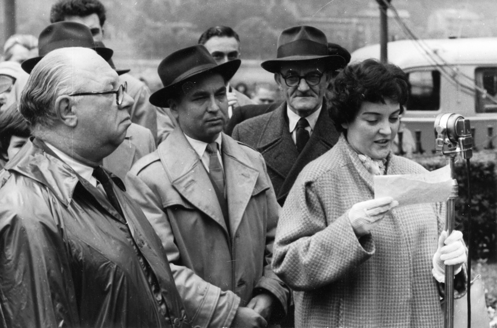 Hungary, Budapest V., Vigadó tér, bal szélen Bakonyi László a Magyar Rádió helyszíni közvetítéseinek műszaki vezetője, a mikrofonnál Erdei Klári bemondó., 1959, Rádió és Televízió Újság, reading, speech, speaker, Budapest, Hungarian Radio, Fortepan #56204