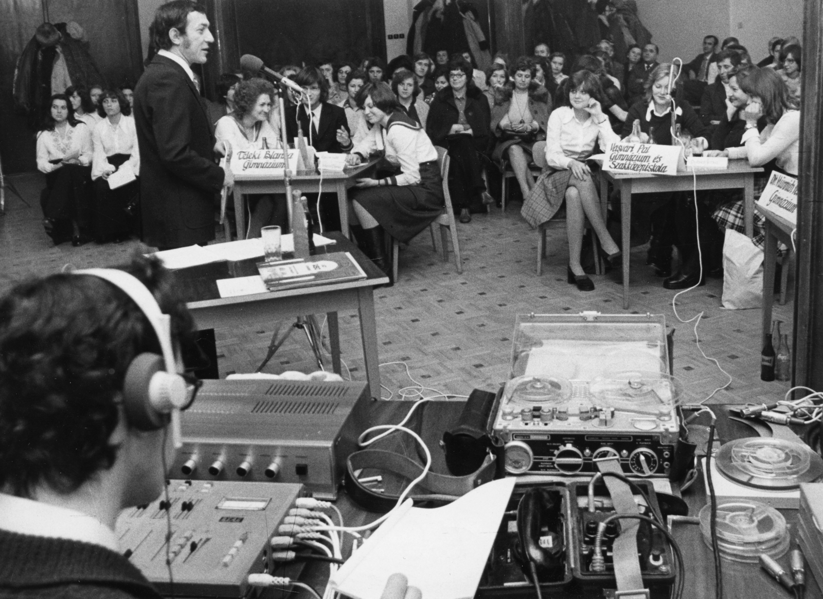 Hungary, Székesfehérvár, Vörösmarty-vetélkedő, a műsorvezető Antal Imre., 1975, Rádió és Televízió Újság, Kabáczy Szilárd, tape recorder, sound reinforcement system, Fortepan #56208