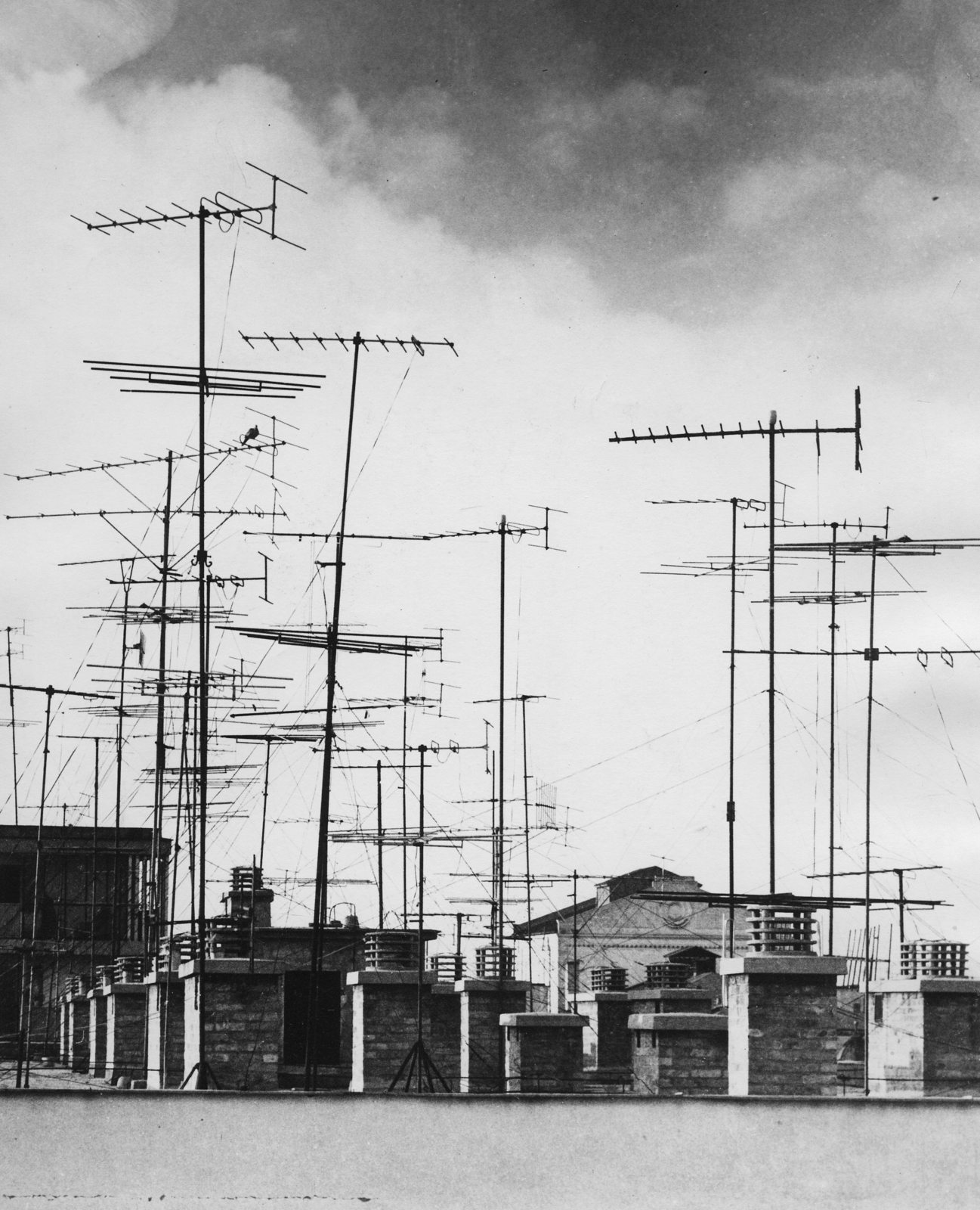 Hungary, Debrecen, antennák a Jászai Mari utca 3-7. tetőzetén a Szent Anna utca 8. számú ház lapostetőjéről nézve, háttérben a Csokonai Színház részlete látható., 1966, Rádió és Televízió Újság, Bencze László, aerial, Fortepan #56220