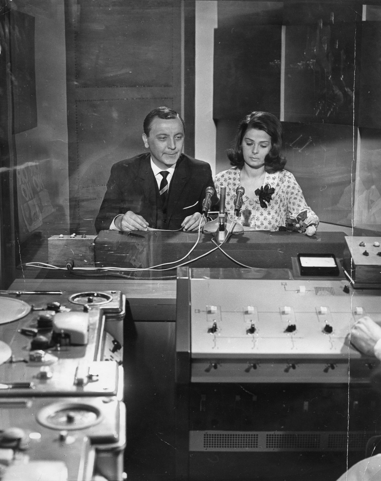 Hungary, Budapest VIII., a Magyar Rádió stúdiója, Dömök Gábor és Kertész Zsuzsa rádióbemondók., 1967, Rádió és Televízió Újság, Rajnogel Imre, tape recorder, Budapest, Hungarian Radio, announcer, studio tape recorder, Fortepan #56225