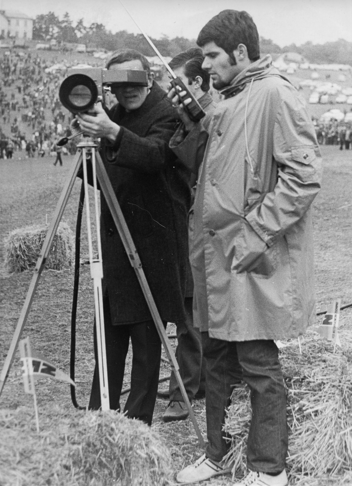 Hungary, Budaörs, Farkashegy, motocross versenyről közvetítenek az MTV kézi kamerás munkatársai., 1969, Rádió és Televízió Újság, Hungarian TV, hands in pockets, tripod, television camera, transceiver, Fortepan #56232