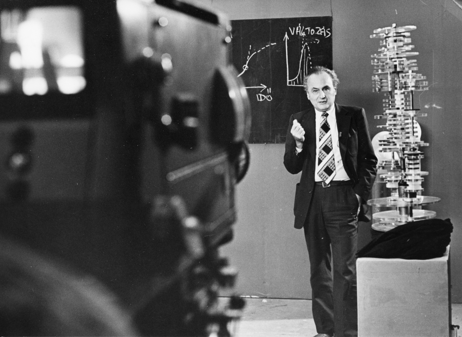 Magyarország, Budapest, Marx György fizikus professzor, az MTV Jövőnk titkai című tévéműsor első részének felvételén., 1981, Rádió és Televízió Újság, Sárospataki Györgyi, Magyar Televízió, Fortepan #56238